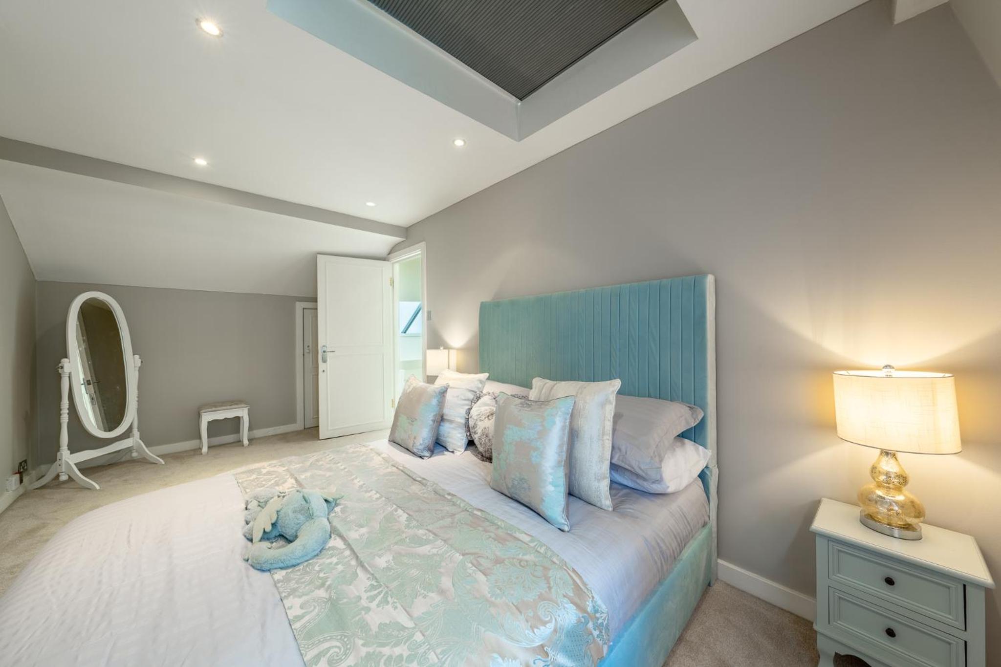 HUGE 200SQM Luxury 3-Bedroom Mews House