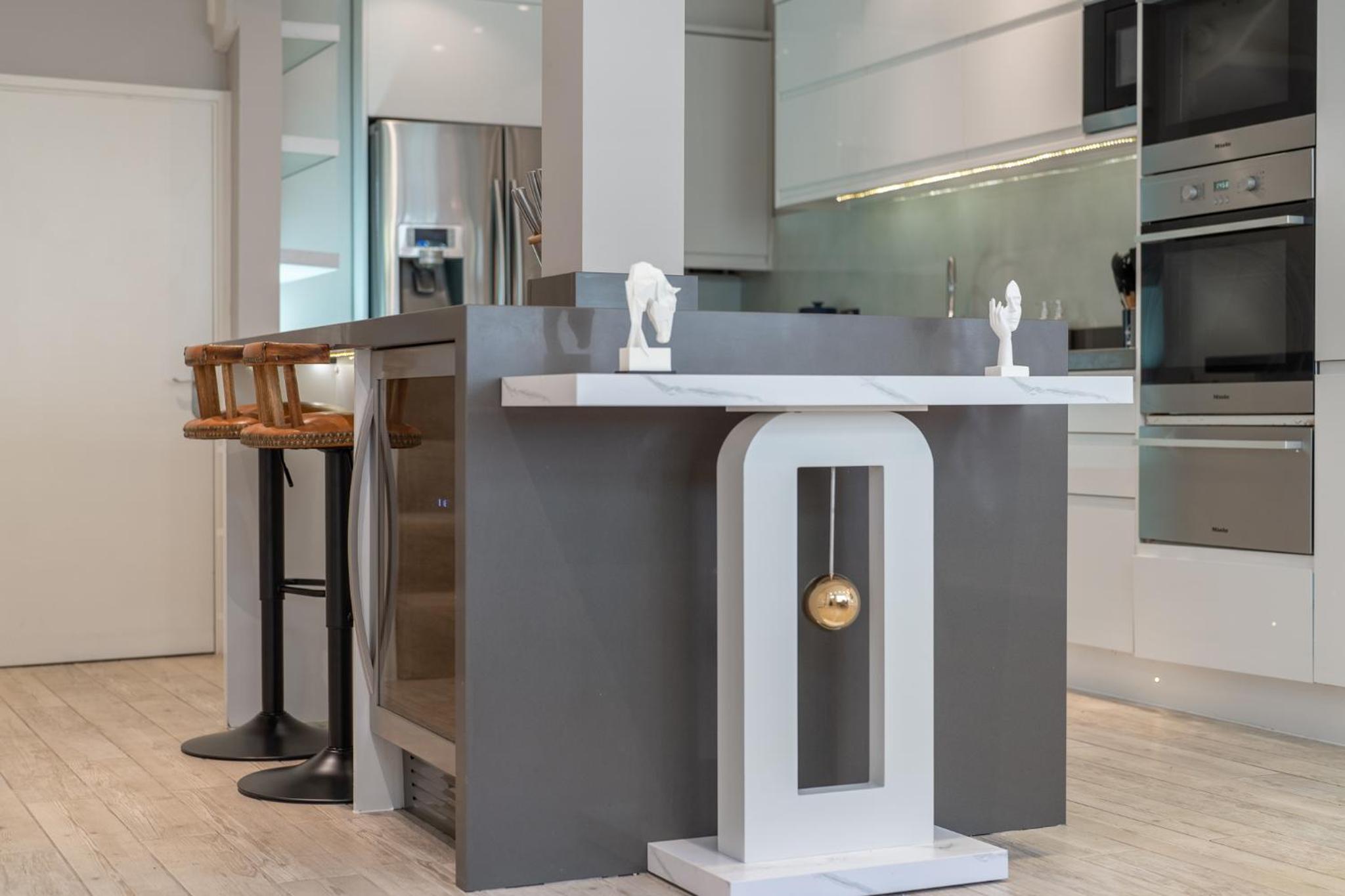 HUGE 200SQM Luxury 3-Bedroom Mews House