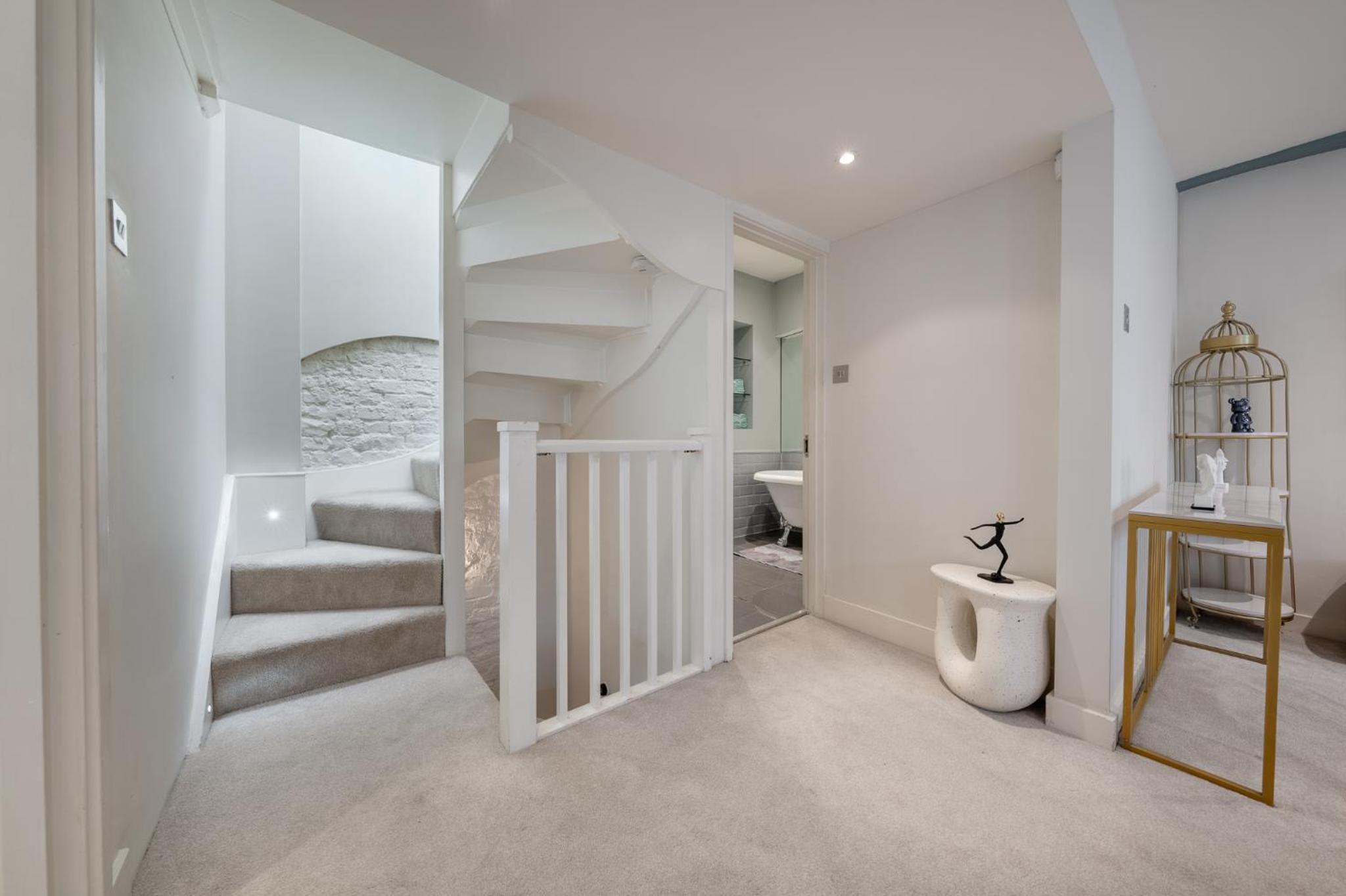 HUGE 200SQM Luxury 3-Bedroom Mews House