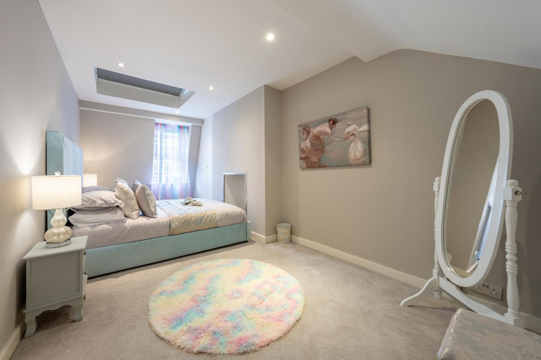 HUGE 200SQM Luxury 3-Bedroom Mews House
