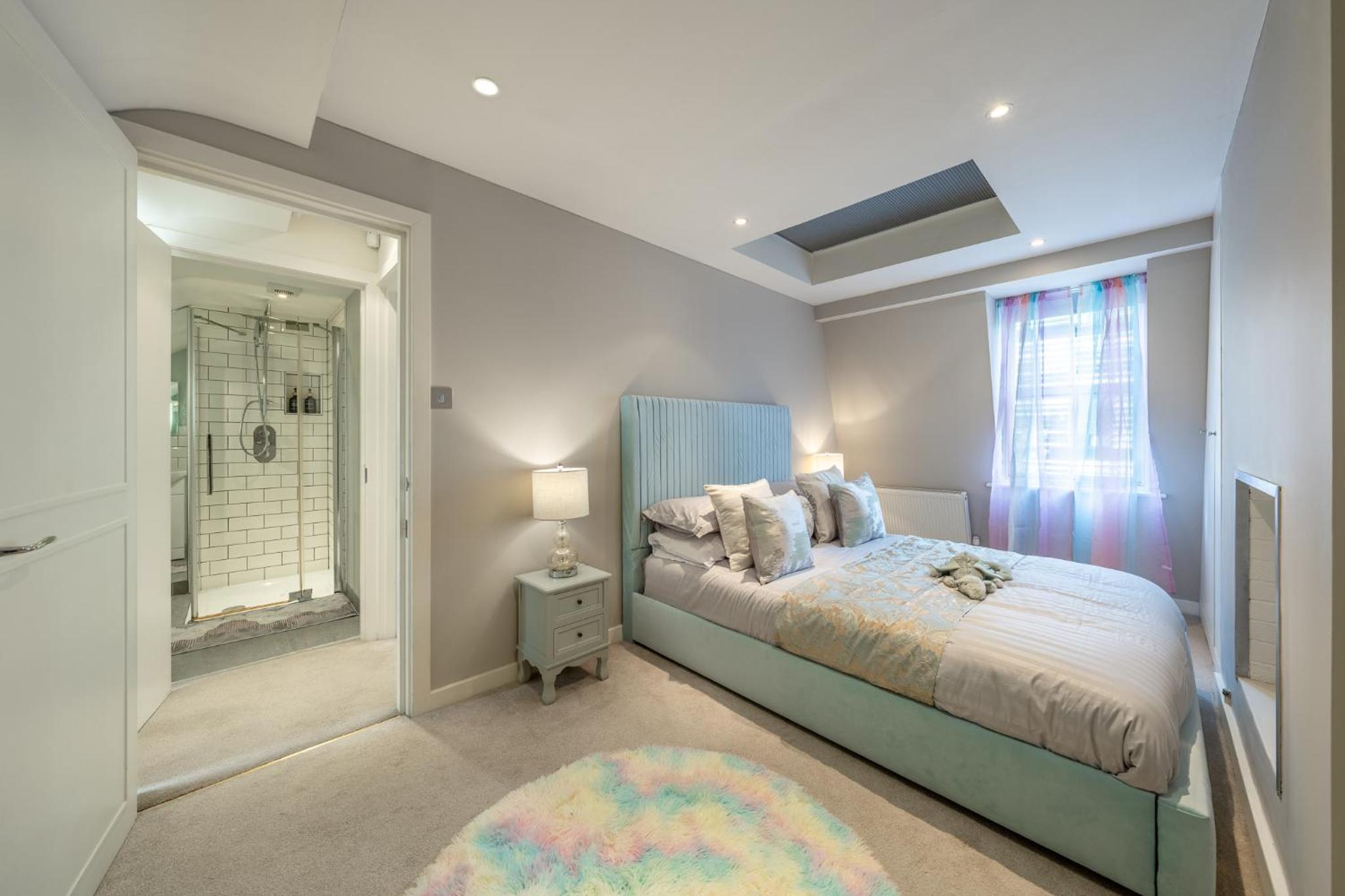 HUGE 200SQM Luxury 3-Bedroom Mews House