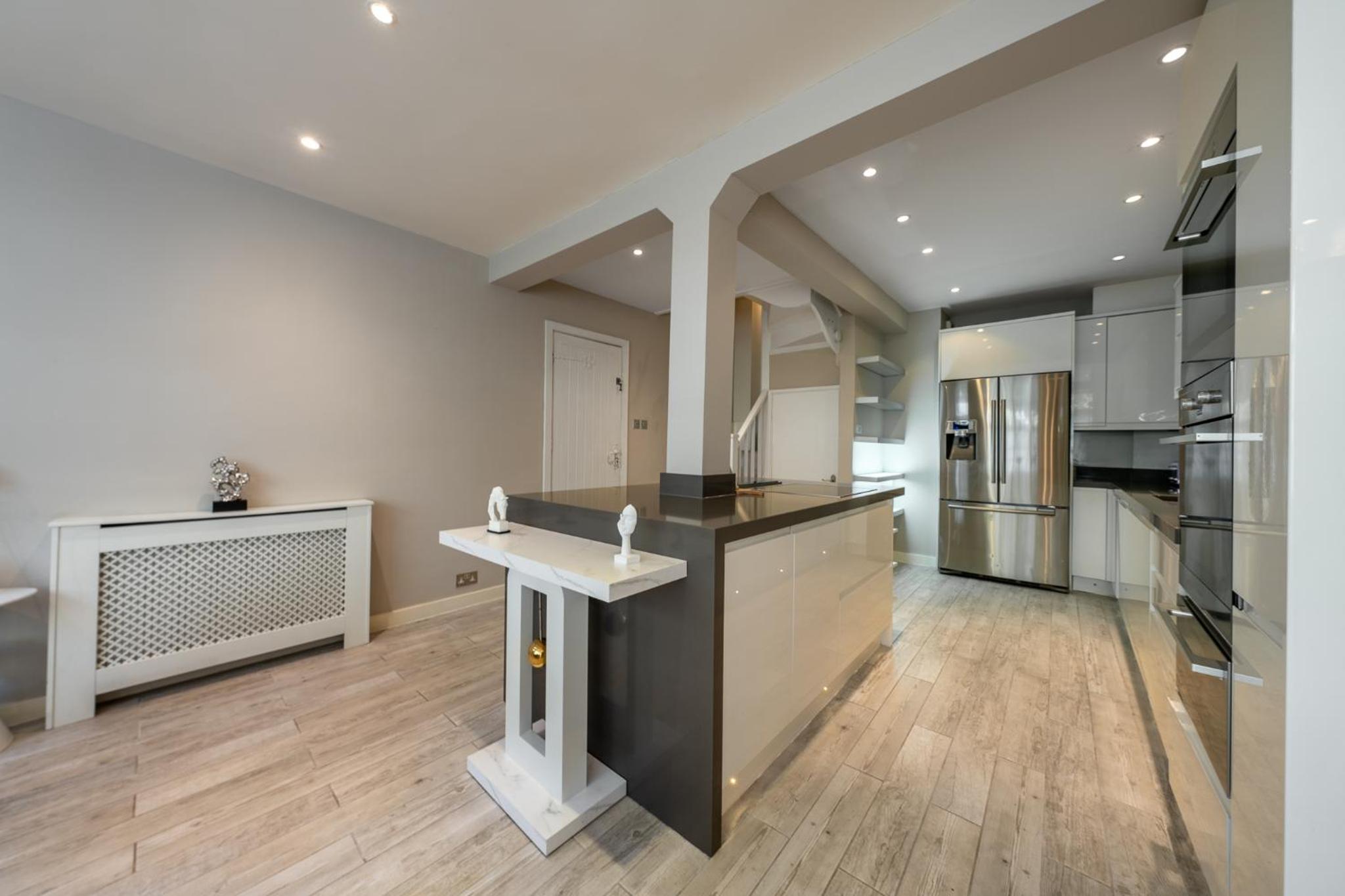 HUGE 200SQM Luxury 3-Bedroom Mews House