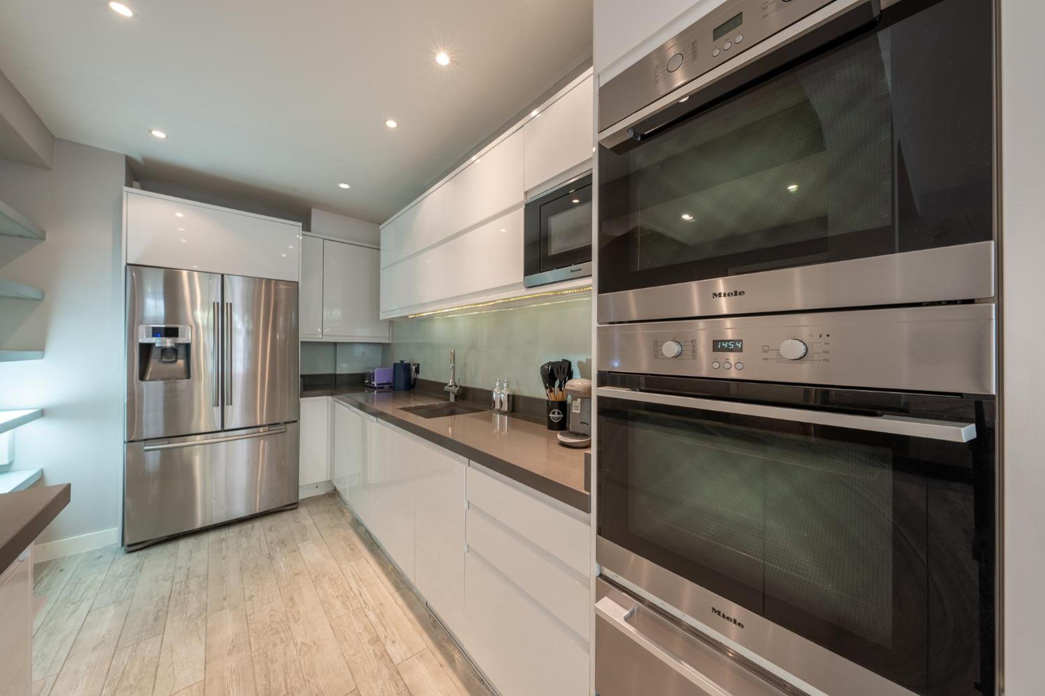 HUGE 200SQM Luxury 3-Bedroom Mews House