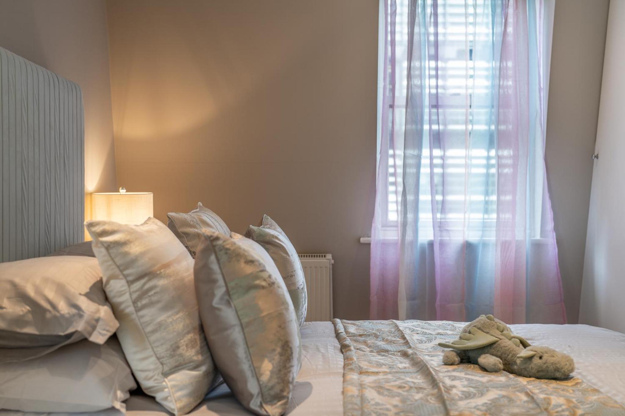 HUGE 200SQM Luxury 3-Bedroom Mews House