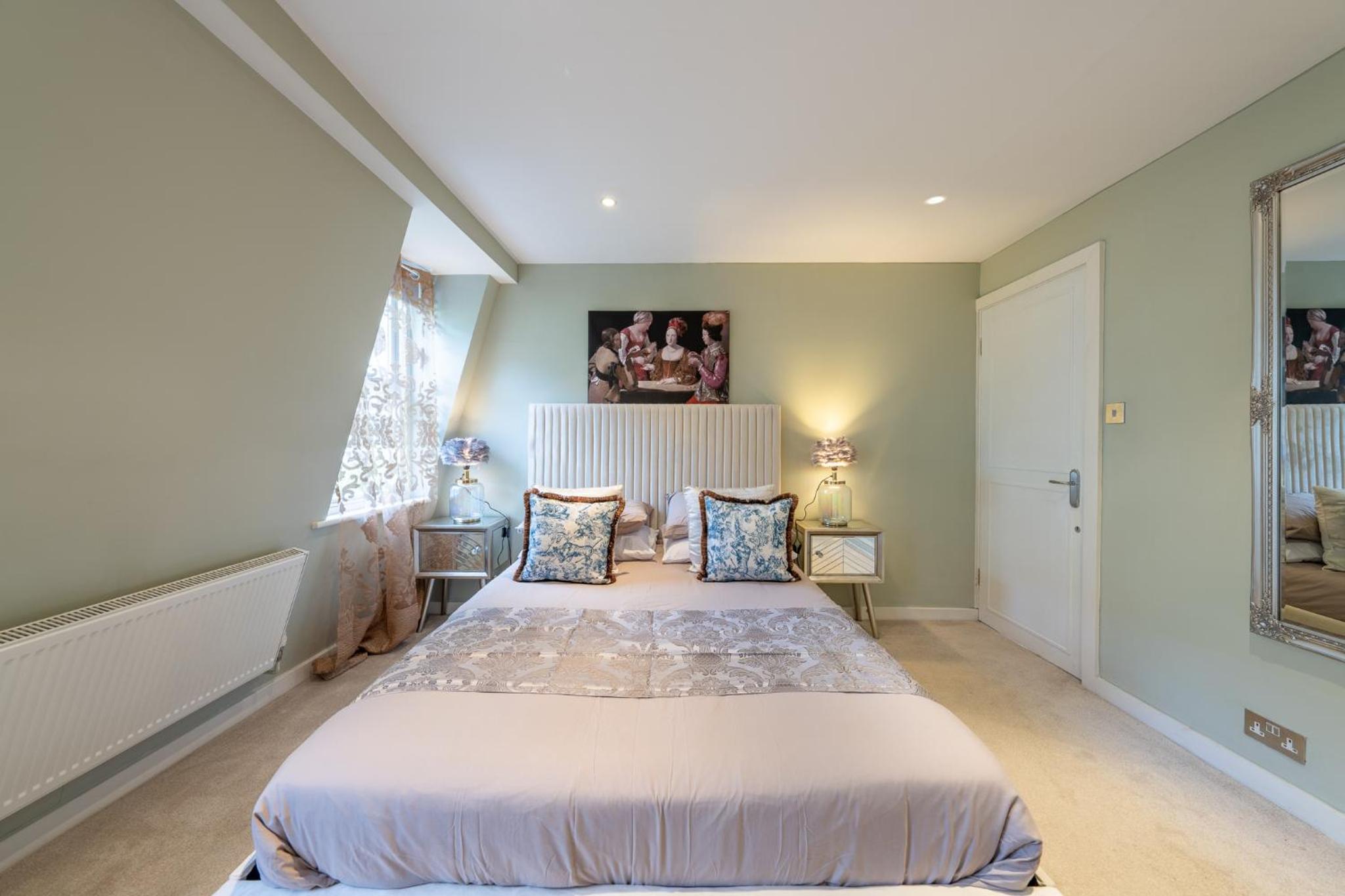 HUGE 200SQM Luxury 3-Bedroom Mews House