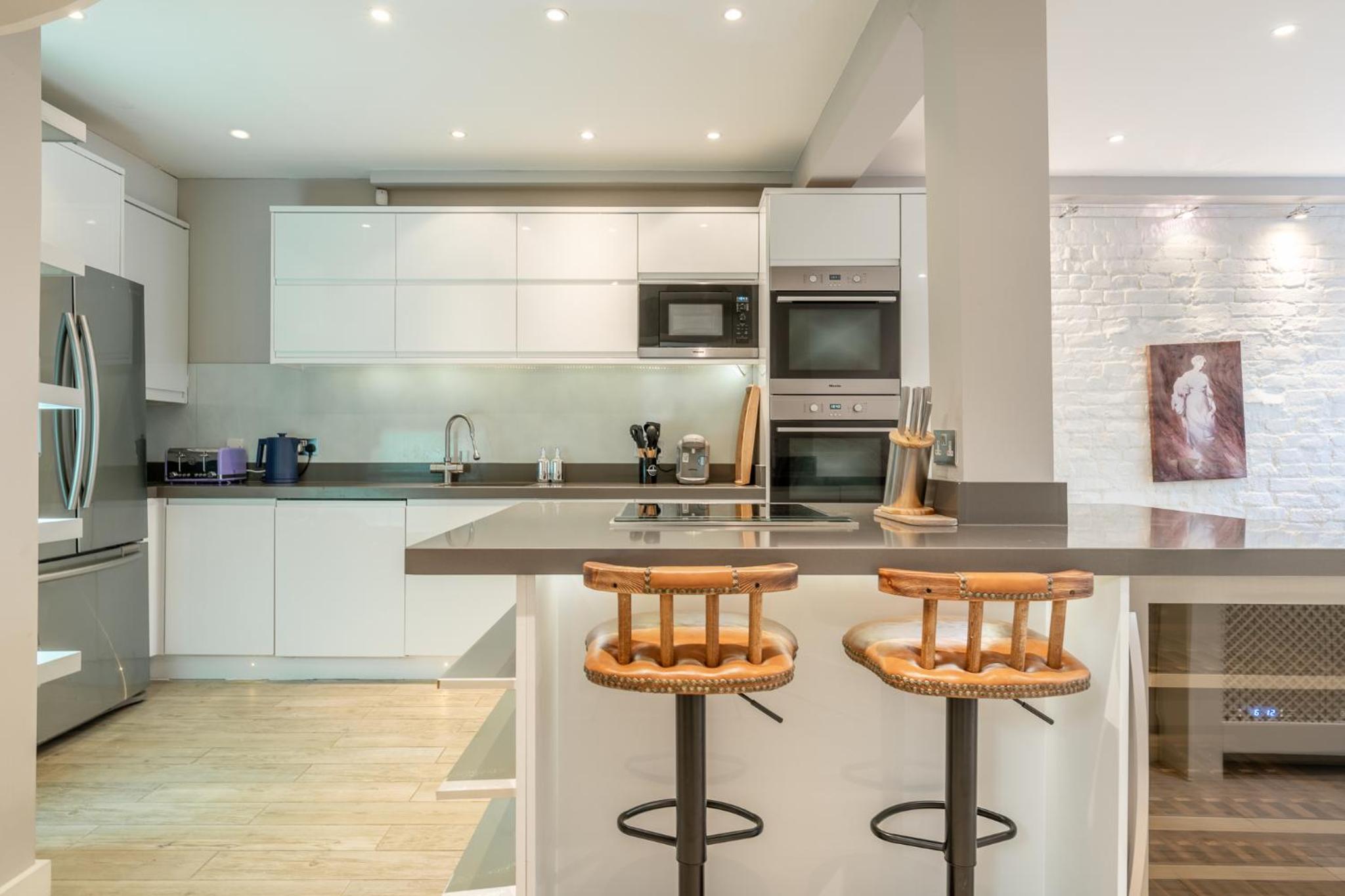 HUGE 200SQM Luxury 3-Bedroom Mews House