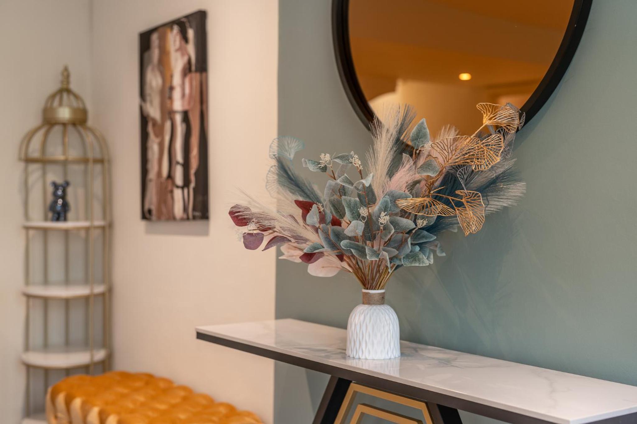 HUGE 200SQM Luxury 3-Bedroom Mews House