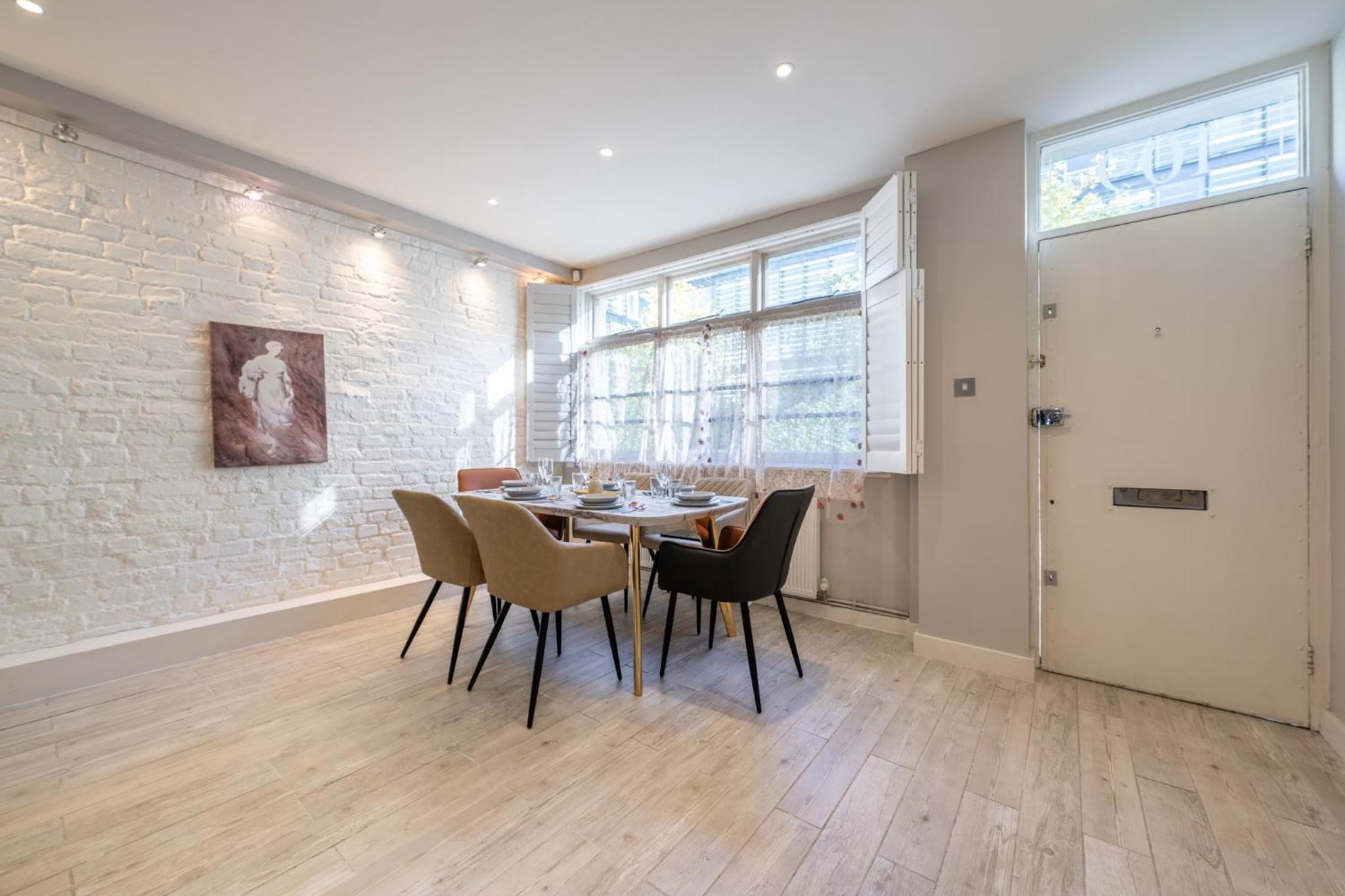 HUGE 200SQM Luxury 3-Bedroom Mews House