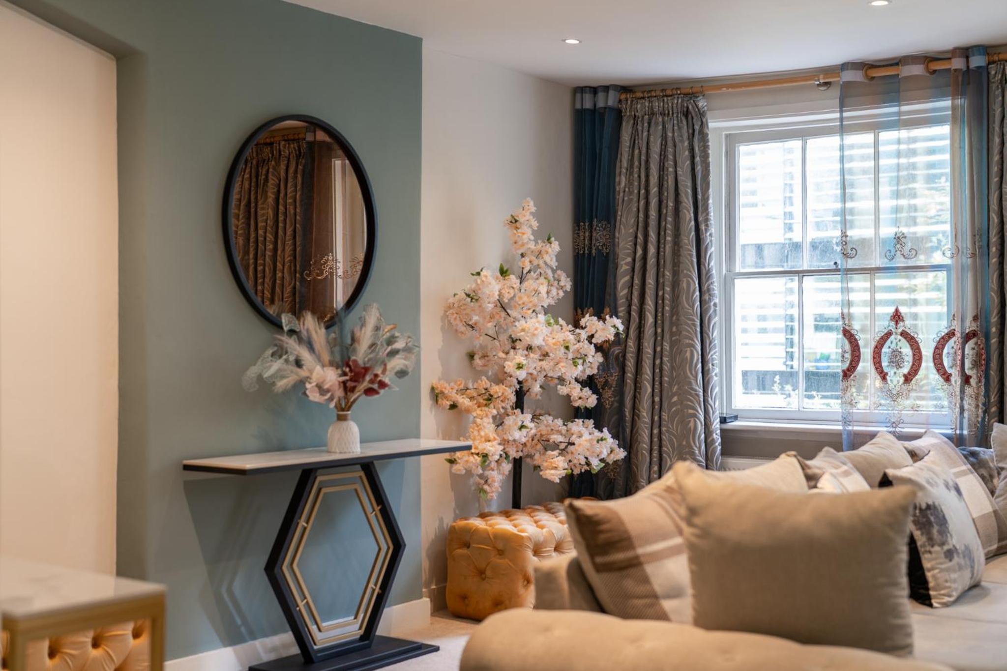HUGE 200SQM Luxury 3-Bedroom Mews House