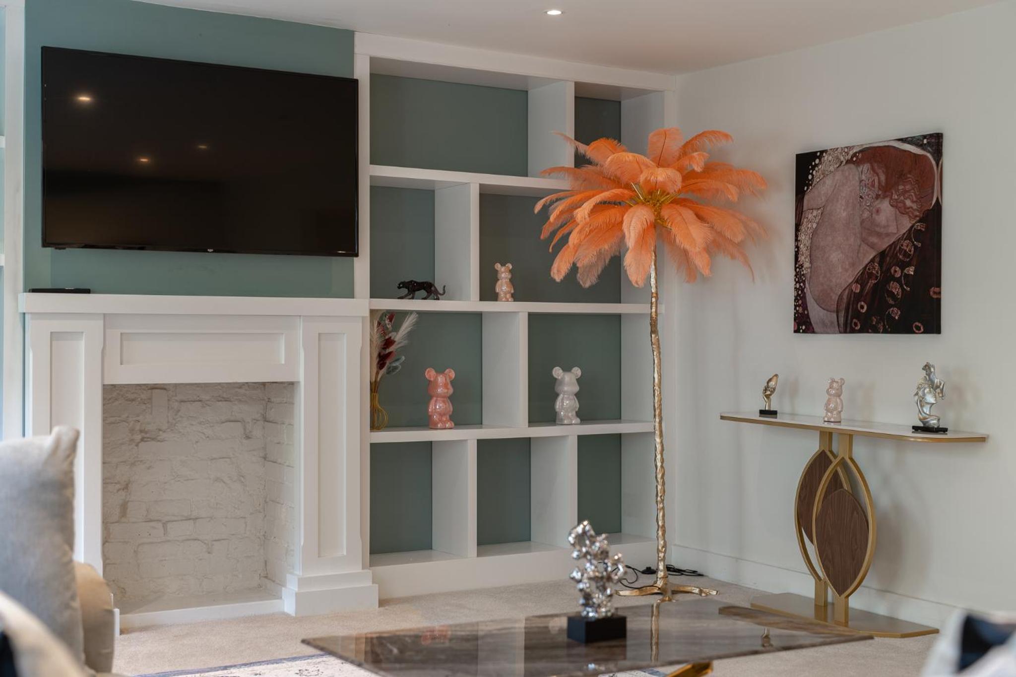 HUGE 200SQM Luxury 3-Bedroom Mews House