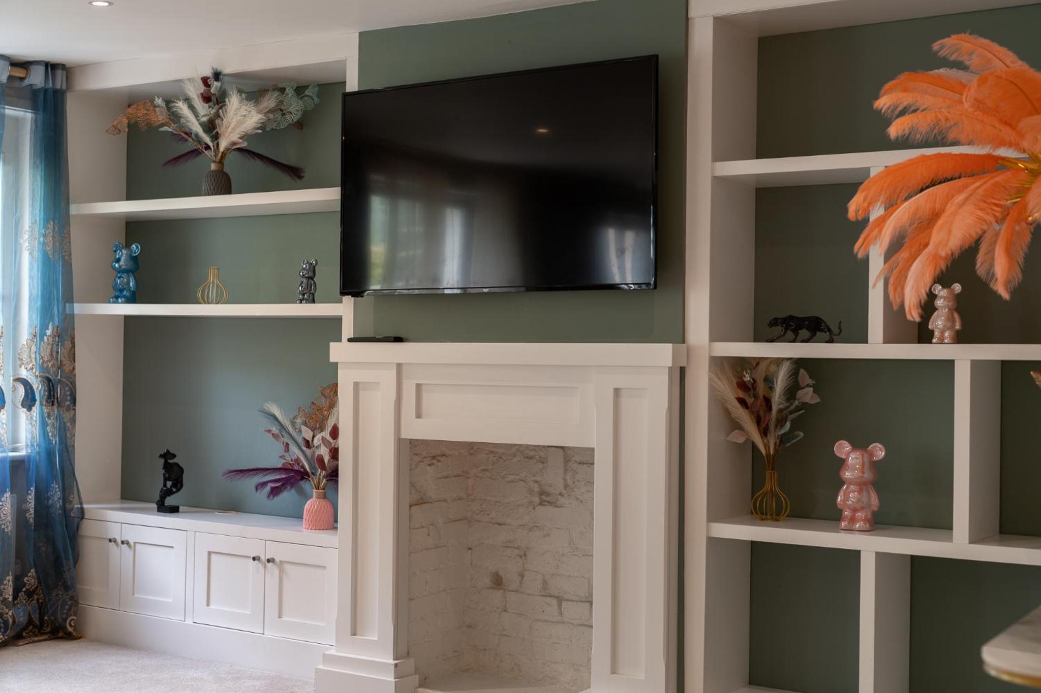 HUGE 200SQM Luxury 3-Bedroom Mews House