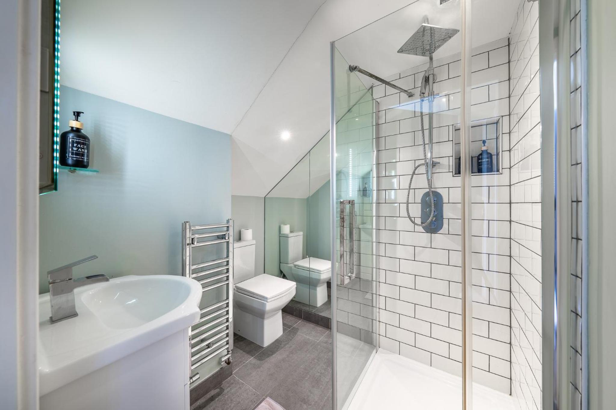 HUGE 200SQM Luxury 3-Bedroom Mews House