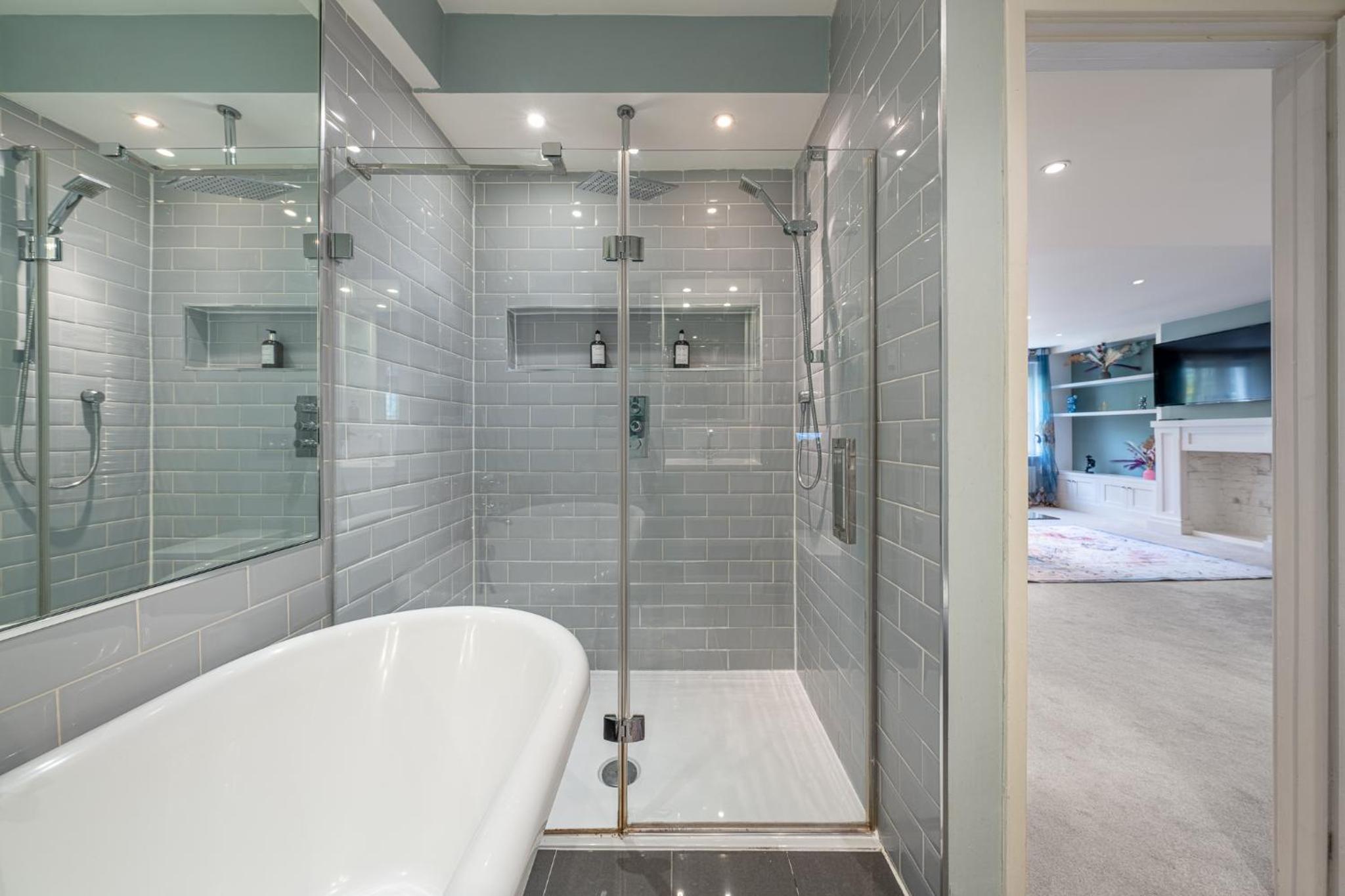 HUGE 200SQM Luxury 3-Bedroom Mews House