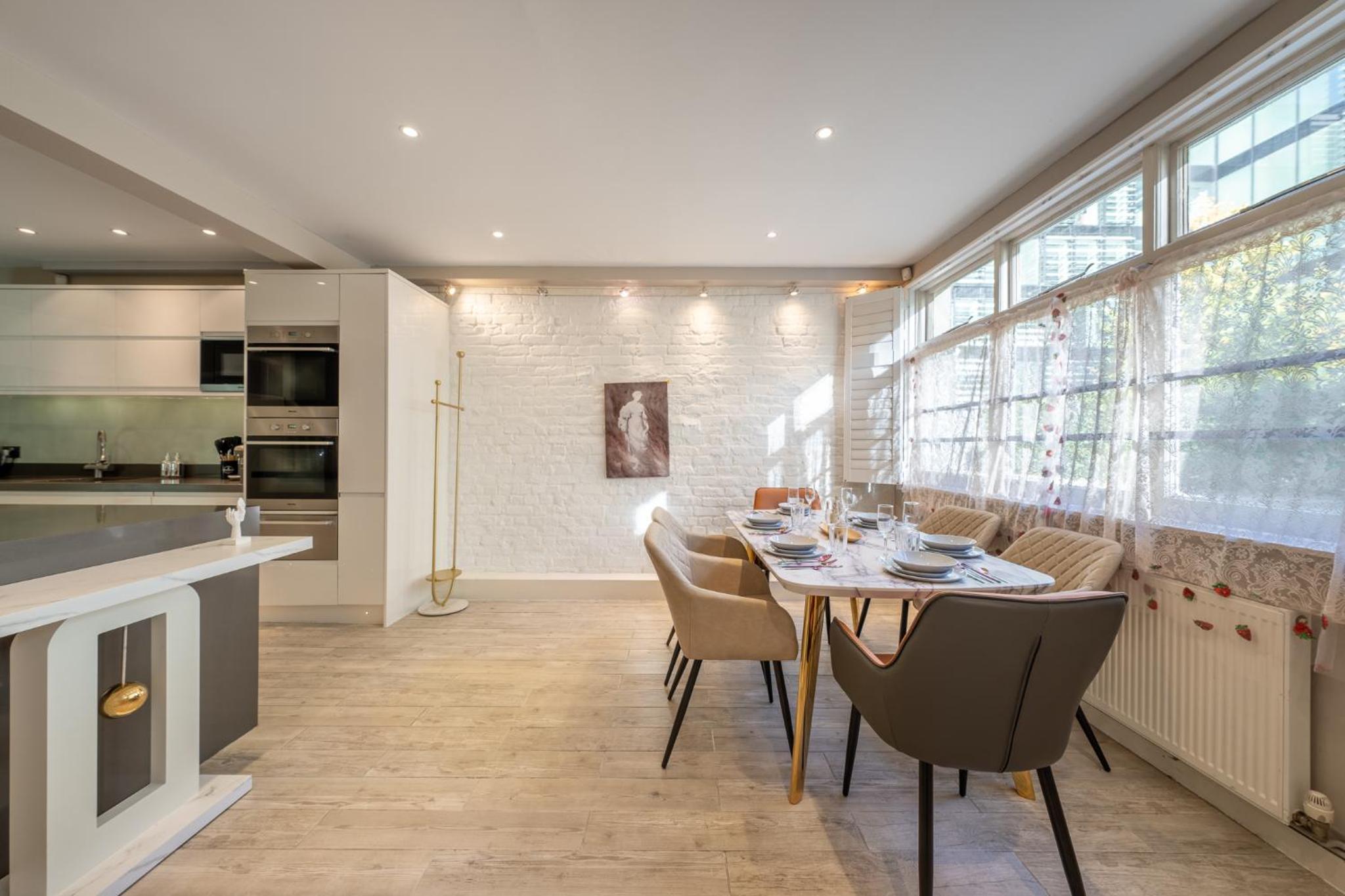 HUGE 200SQM Luxury 3-Bedroom Mews House