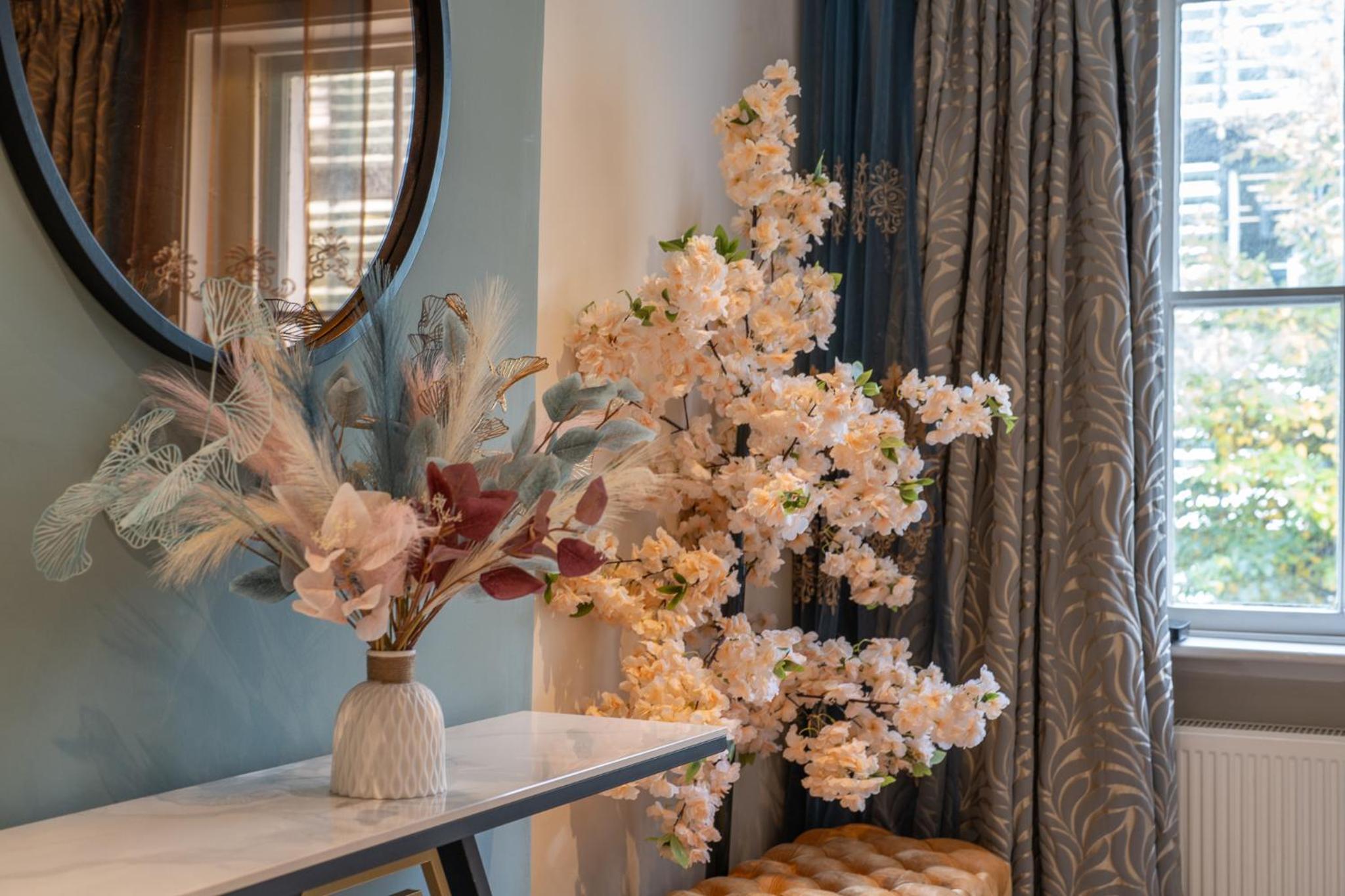 HUGE 200SQM Luxury 3-Bedroom Mews House