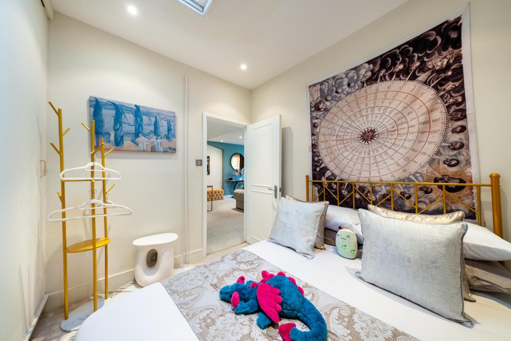 HUGE 200SQM Luxury 3-Bedroom Mews House