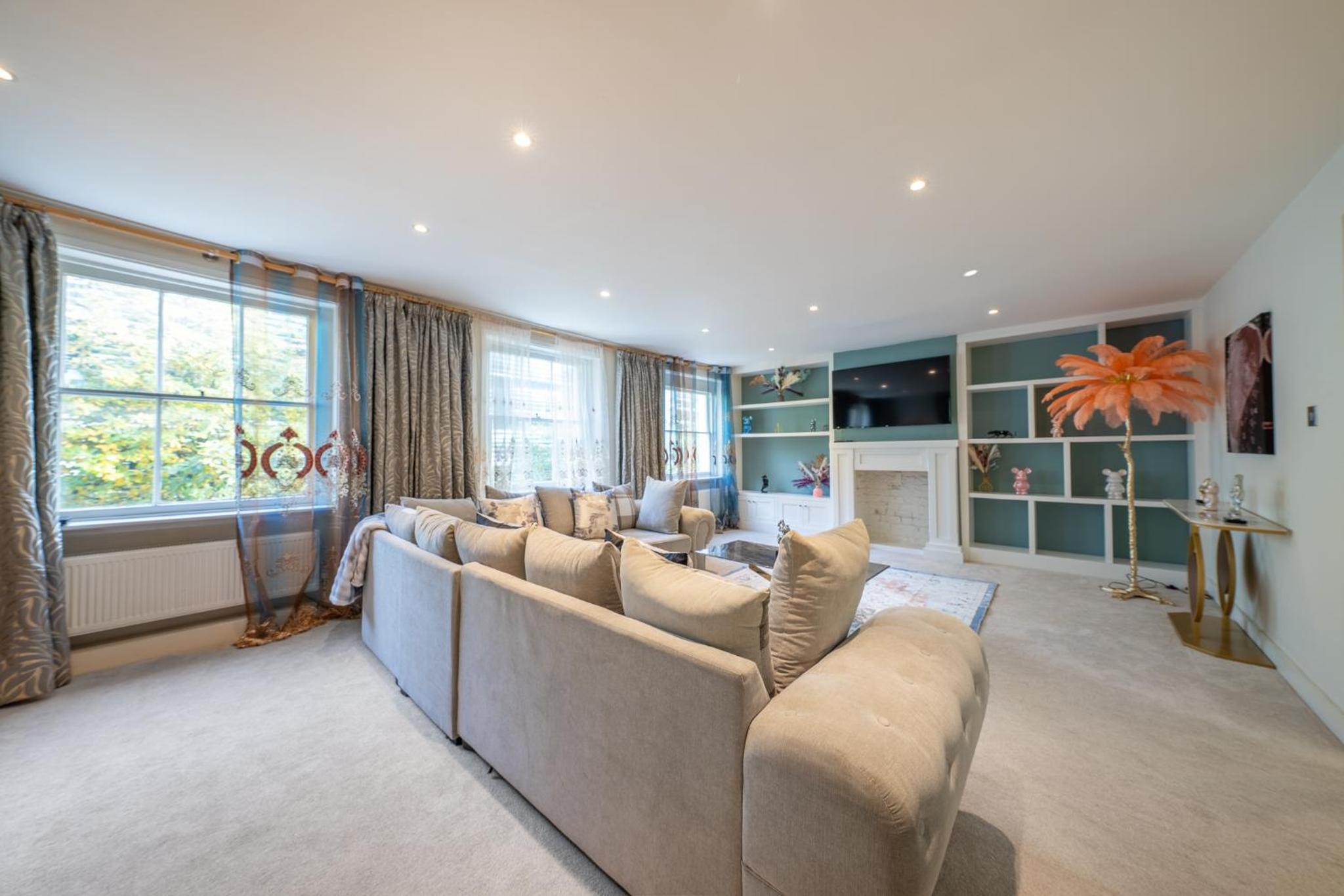 HUGE 200SQM Luxury 3-Bedroom Mews House