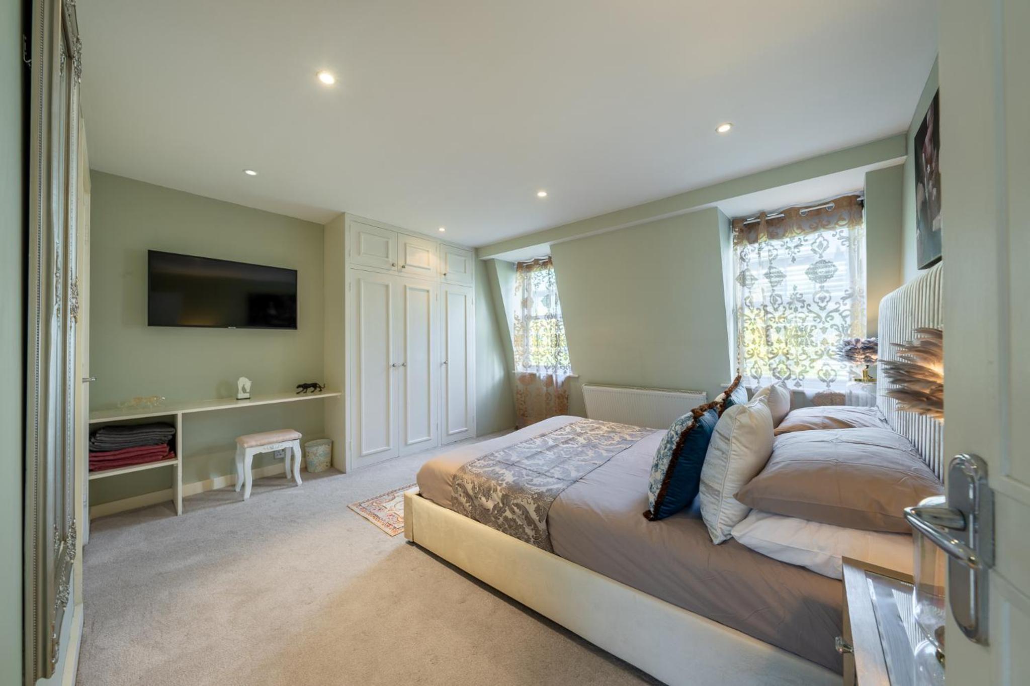 HUGE 200SQM Luxury 3-Bedroom Mews House