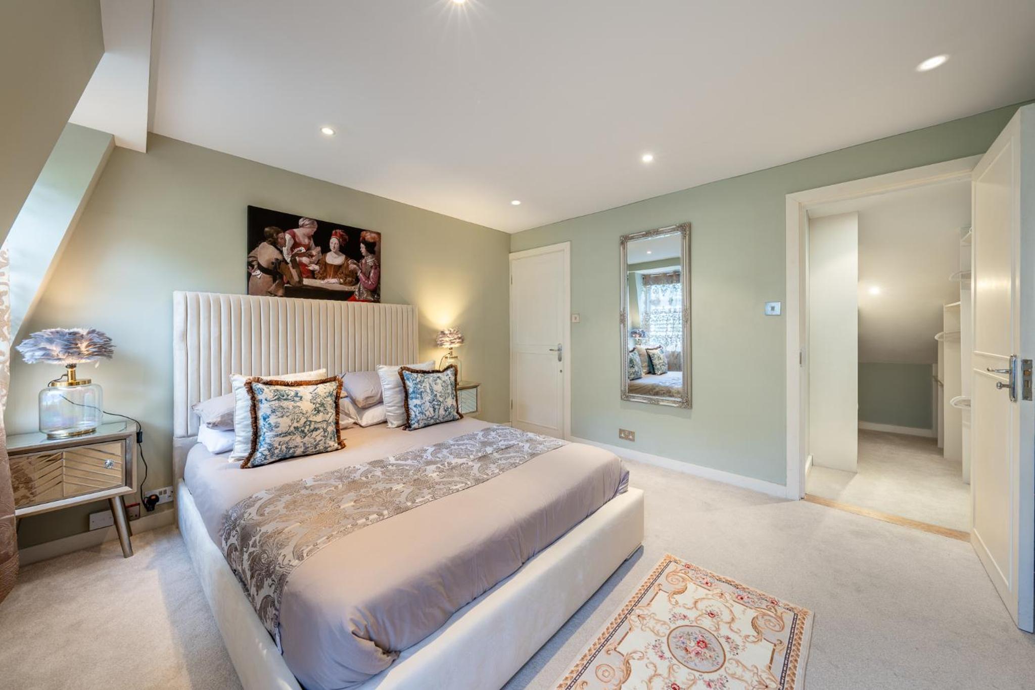 HUGE 200SQM Luxury 3-Bedroom Mews House