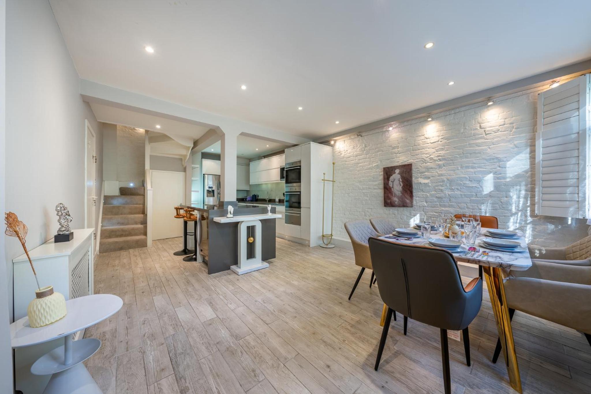HUGE 200SQM Luxury 3-Bedroom Mews House