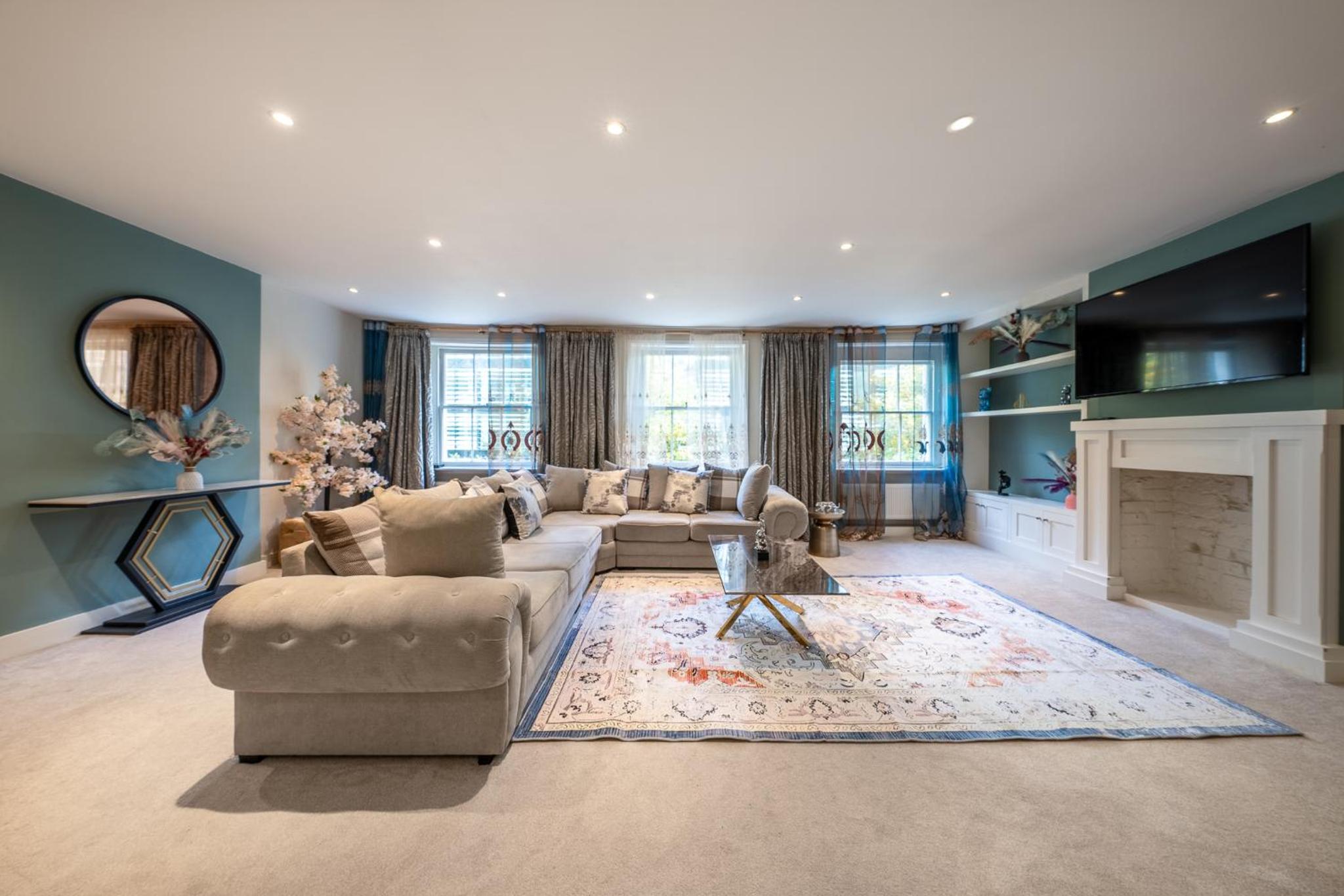 HUGE 200SQM Luxury 3-Bedroom Mews House