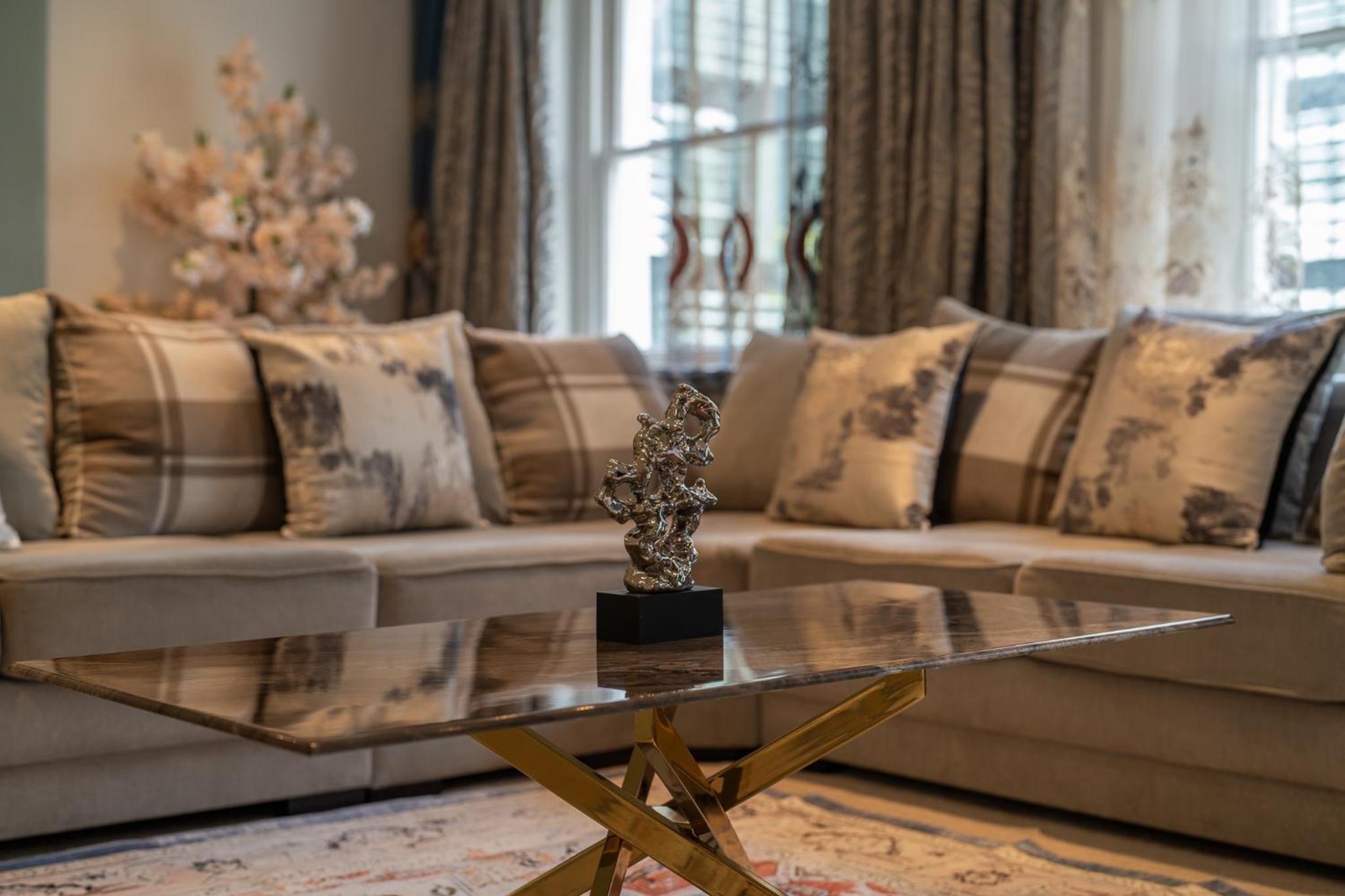 HUGE 200SQM Luxury 3-Bedroom Mews House