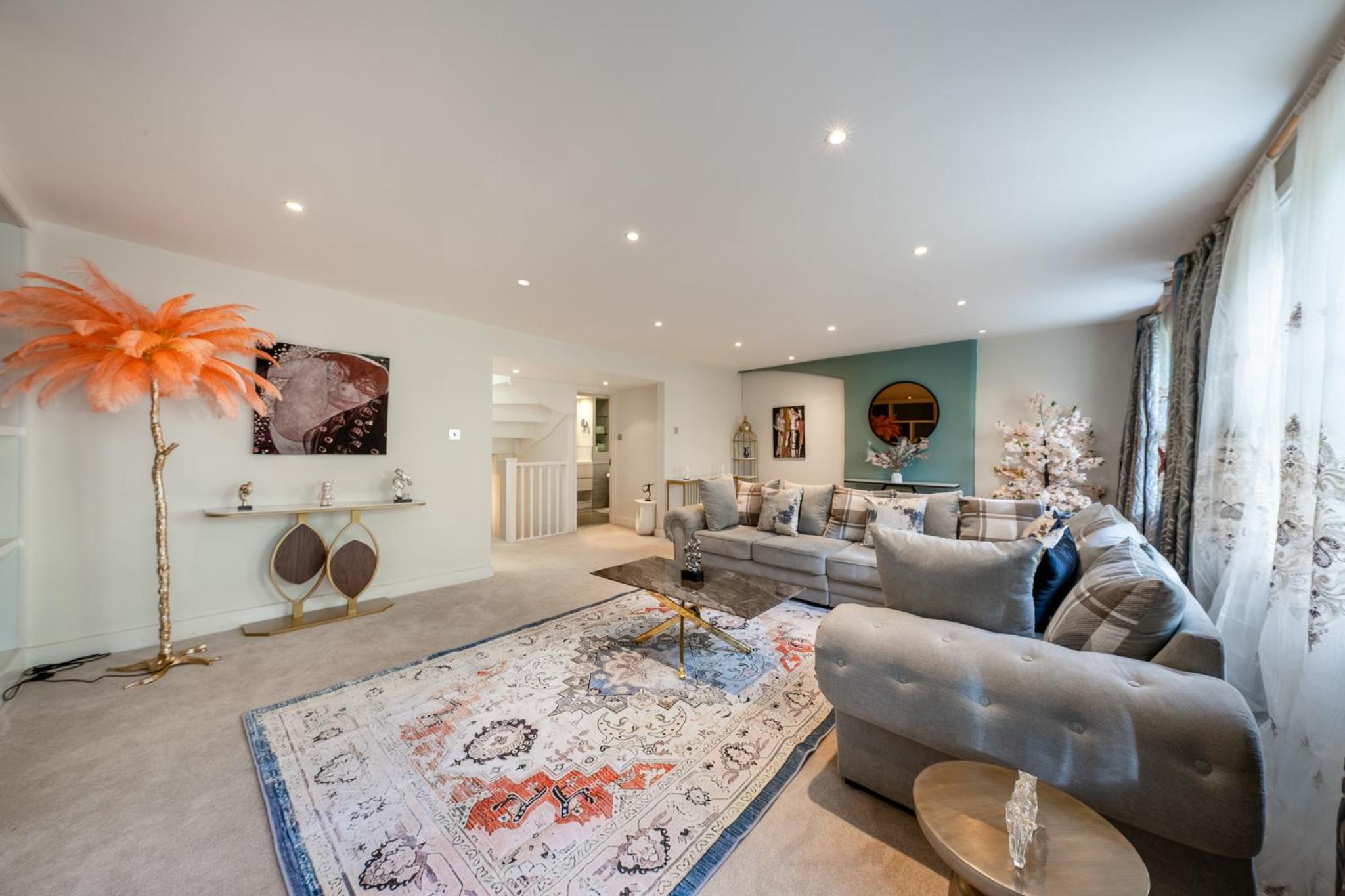 HUGE 200SQM Luxury 3-Bedroom Mews House