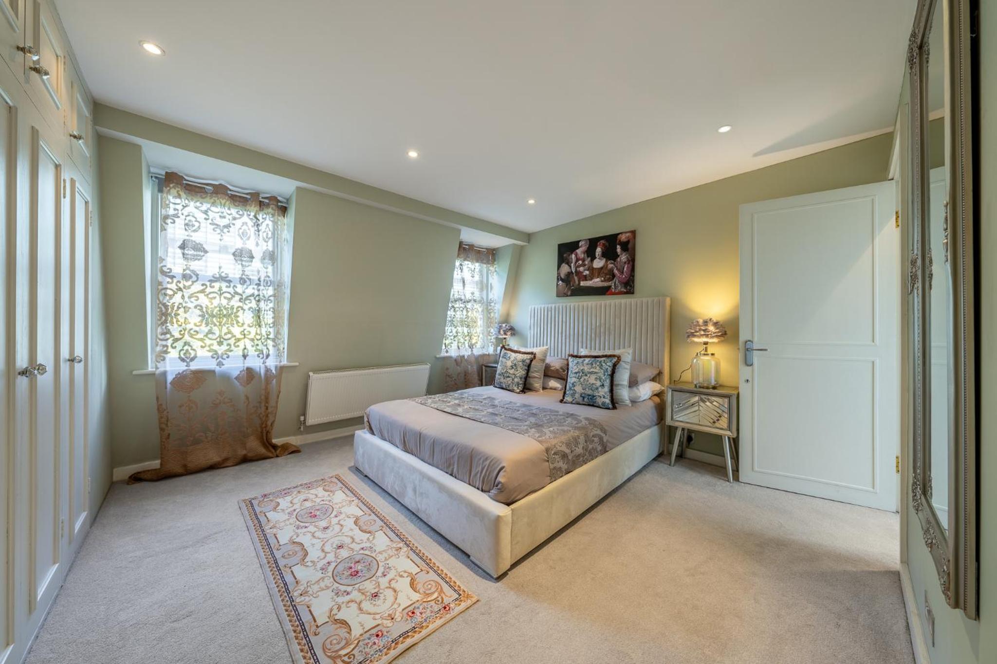 HUGE 200SQM Luxury 3-Bedroom Mews House