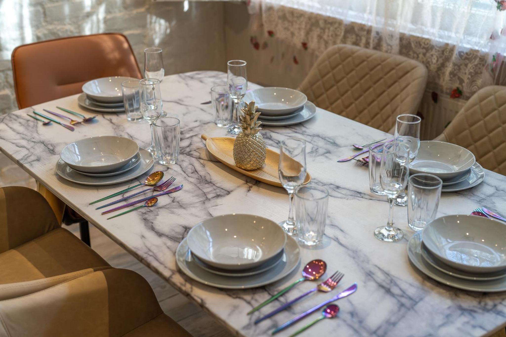 HUGE 200SQM Luxury 3-Bedroom Mews House