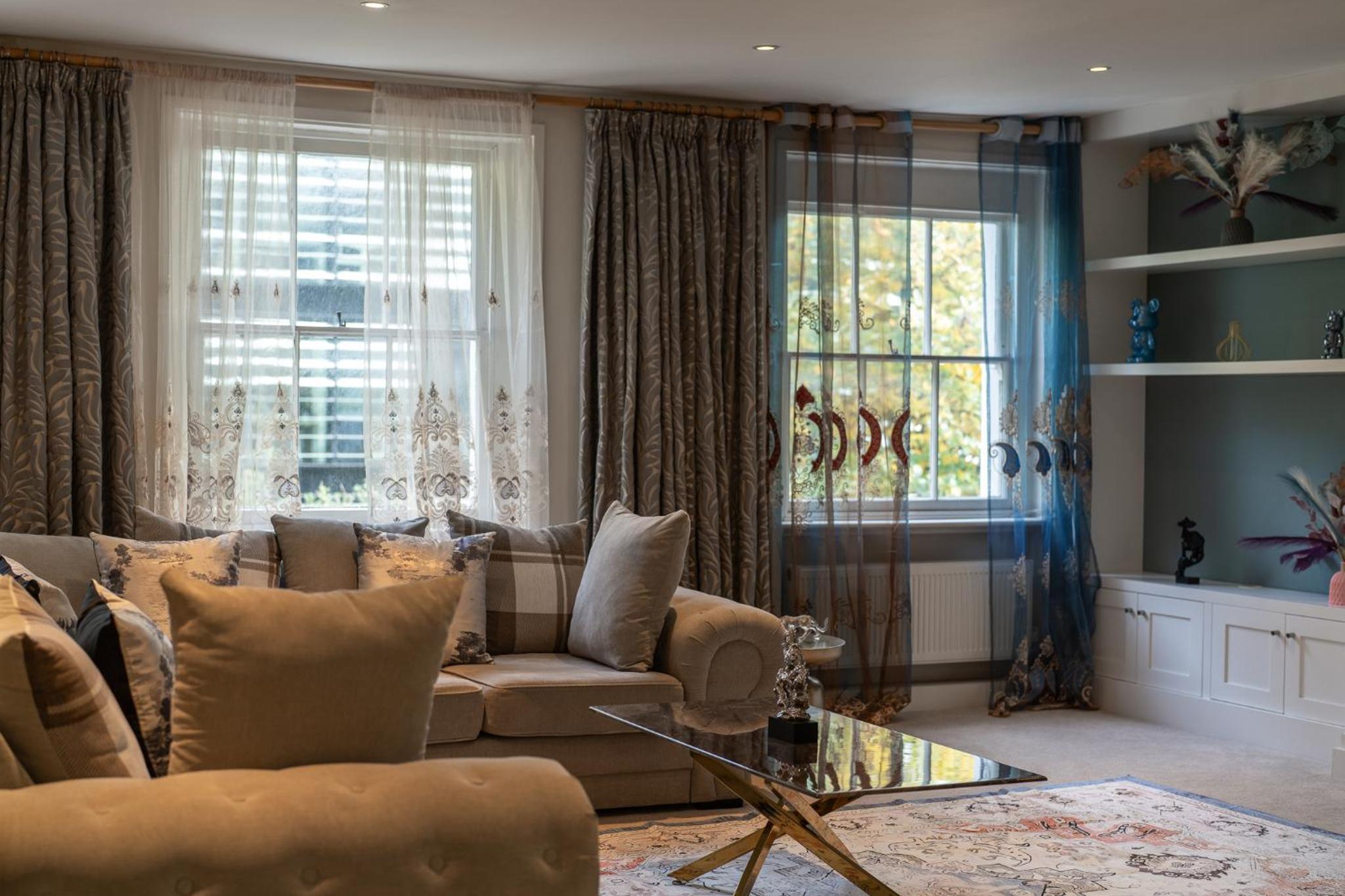 HUGE 200SQM Luxury 3-Bedroom Mews House