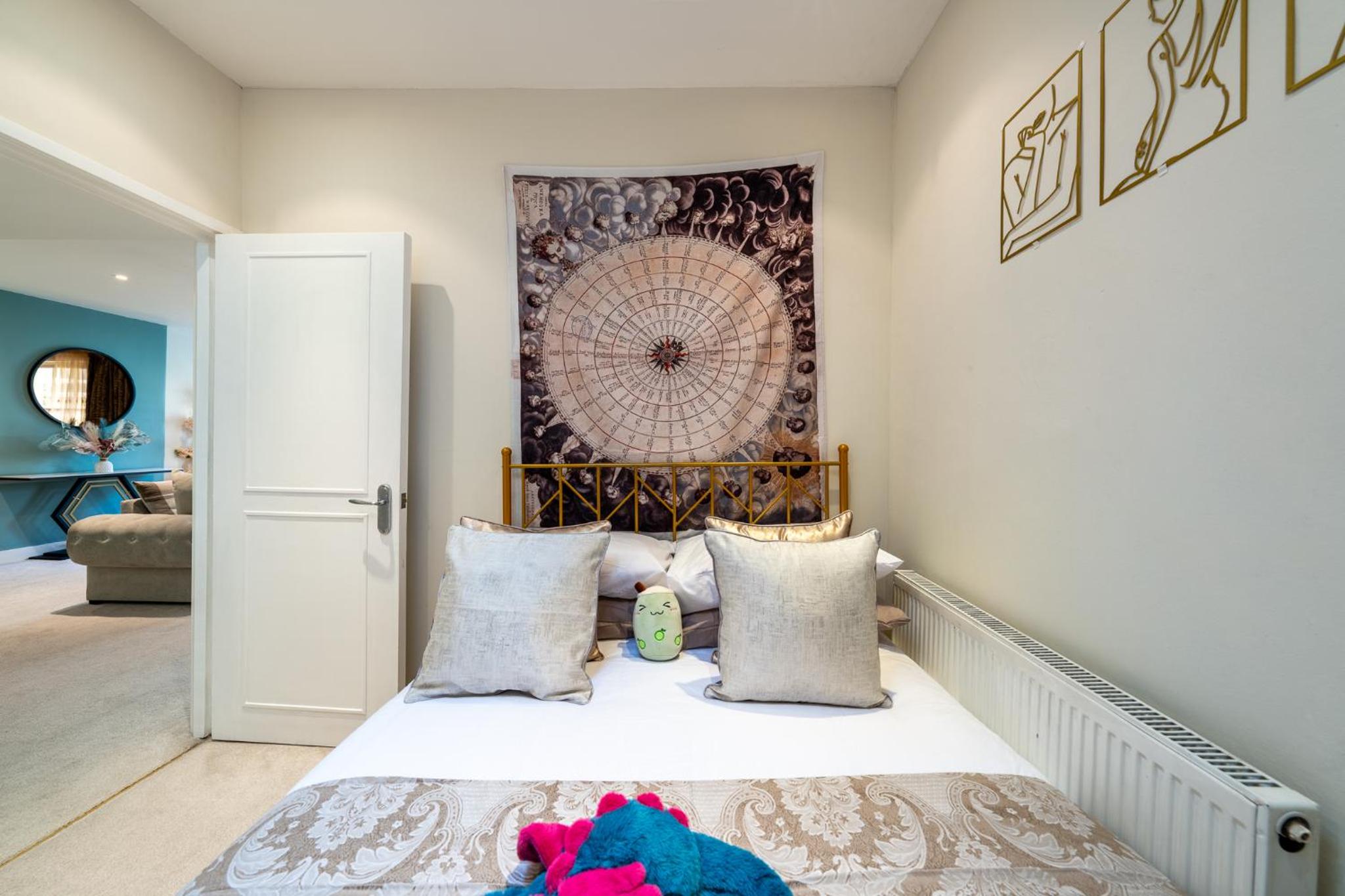 HUGE 200SQM Luxury 3-Bedroom Mews House