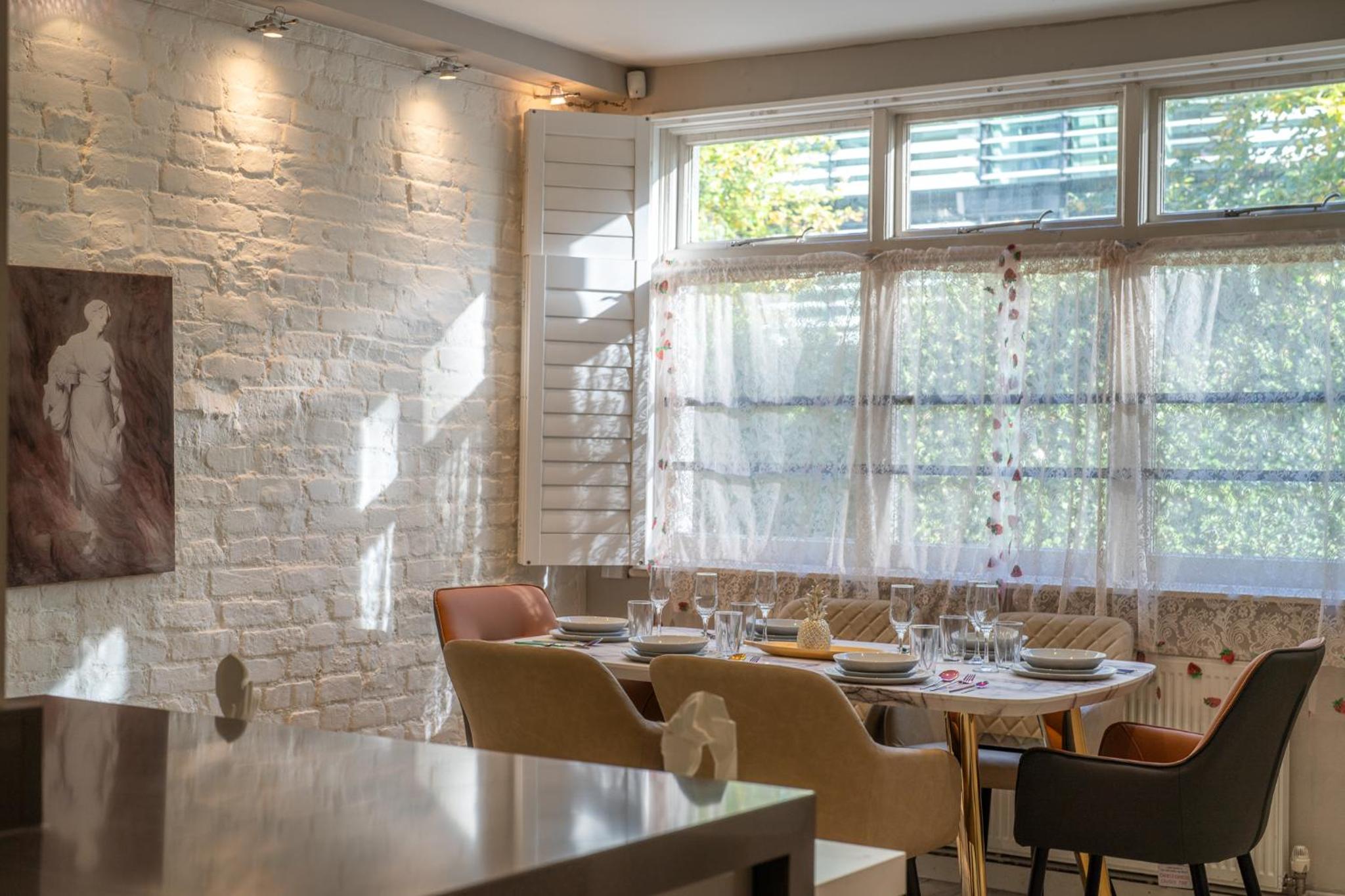 HUGE 200SQM Luxury 3-Bedroom Mews House