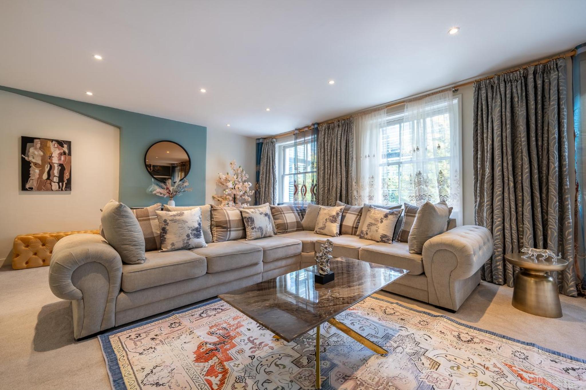 HUGE 200SQM Luxury 3-Bedroom Mews House