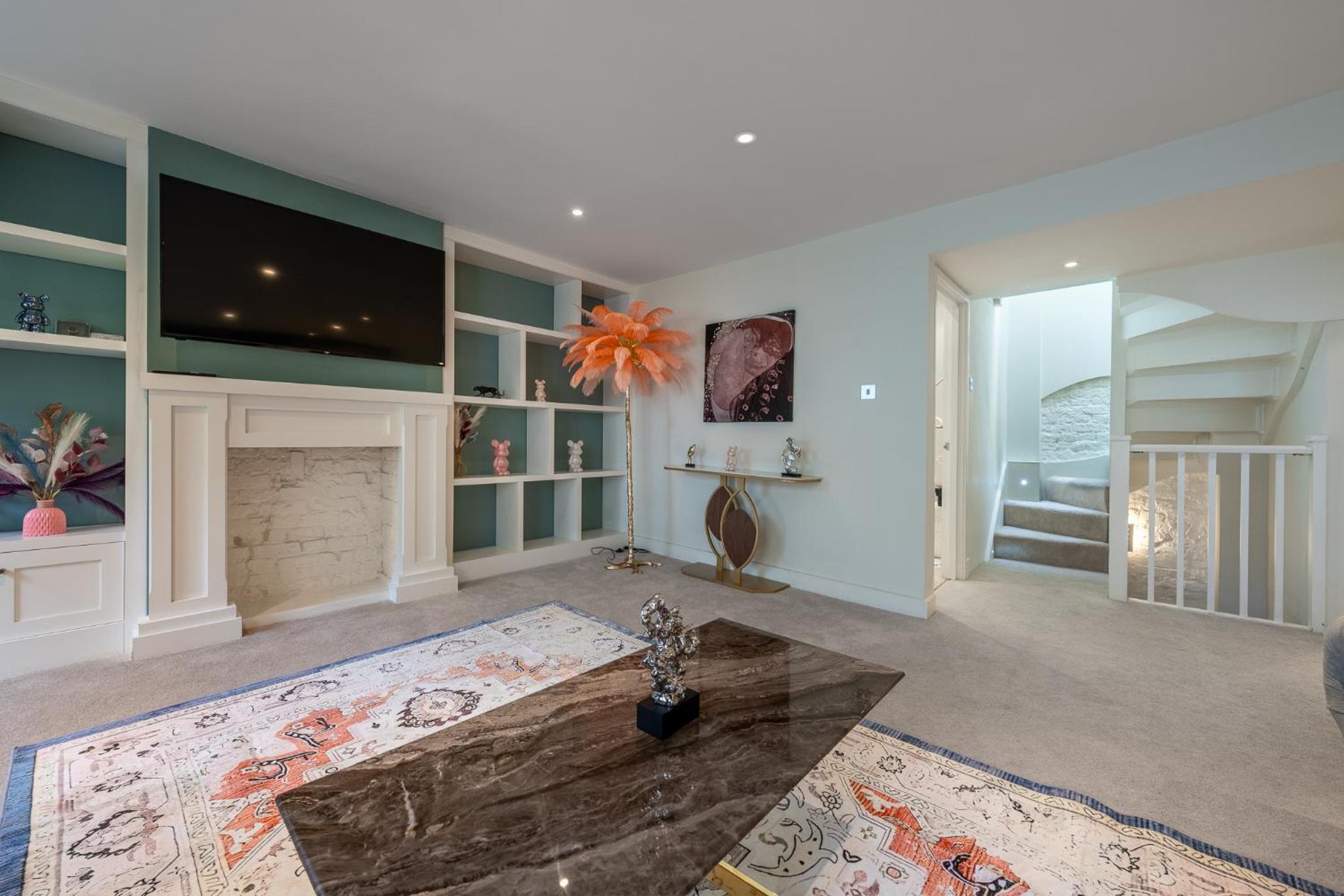 HUGE 200SQM Luxury 3-Bedroom Mews House