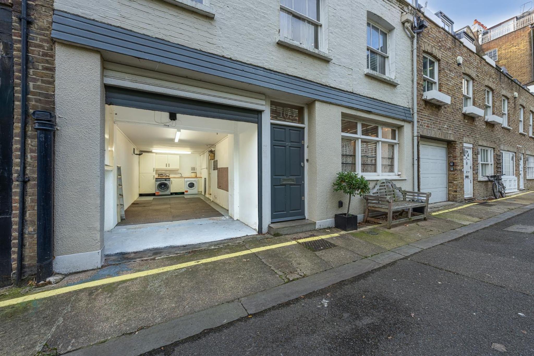 HUGE 200SQM Luxury 3-Bedroom Mews House