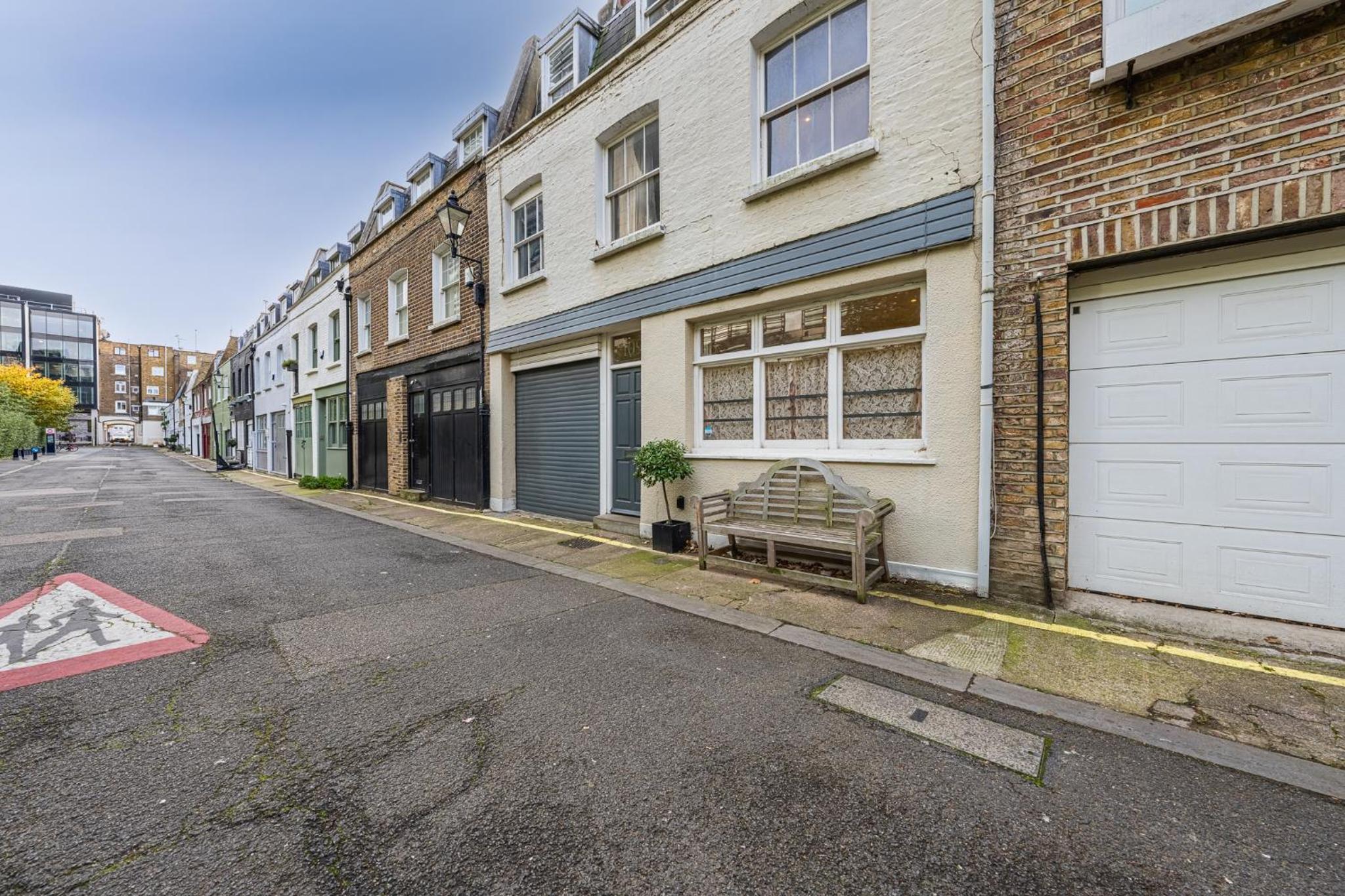HUGE 200SQM Luxury 3-Bedroom Mews House