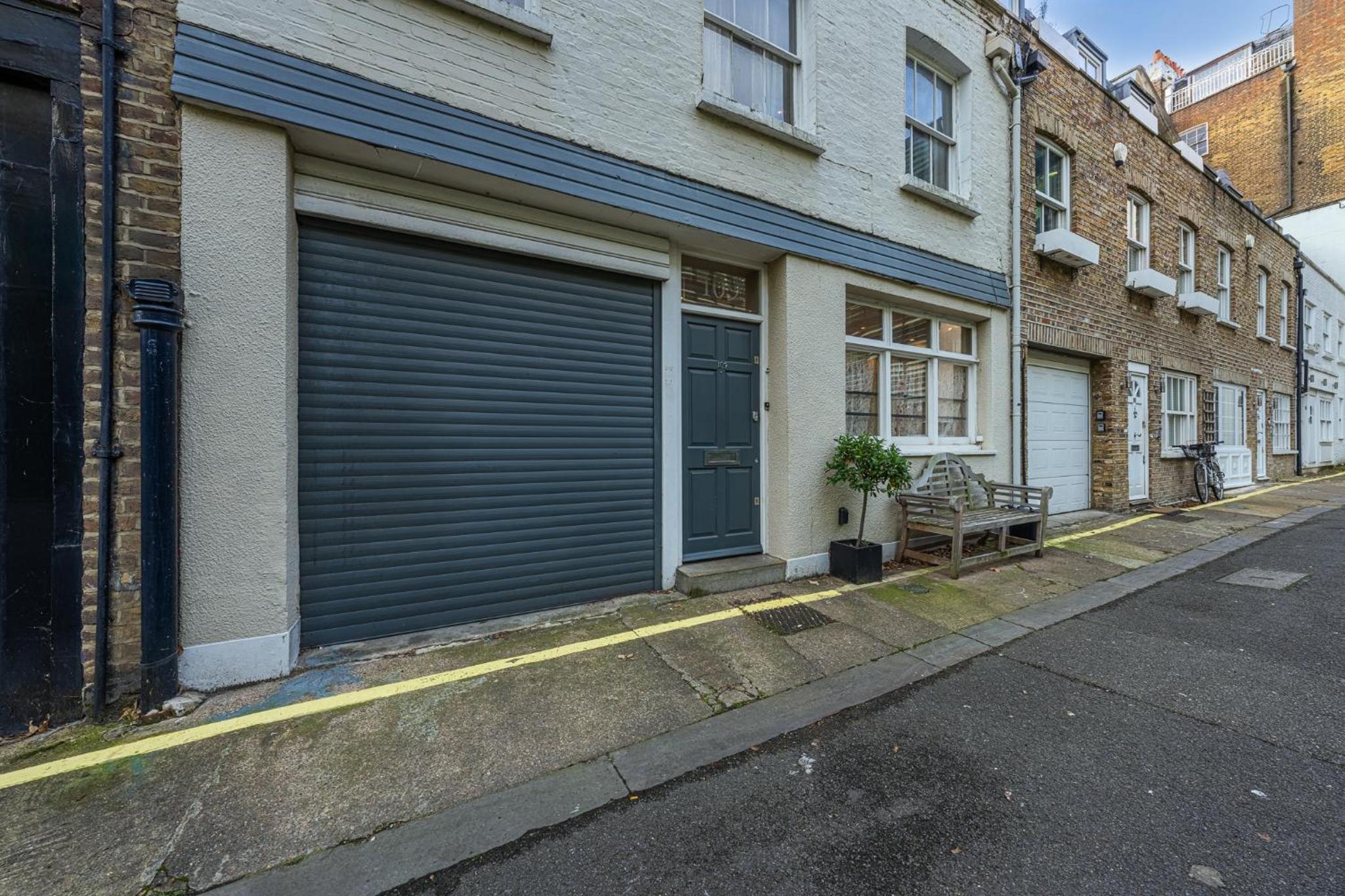 HUGE 200SQM Luxury 3-Bedroom Mews House