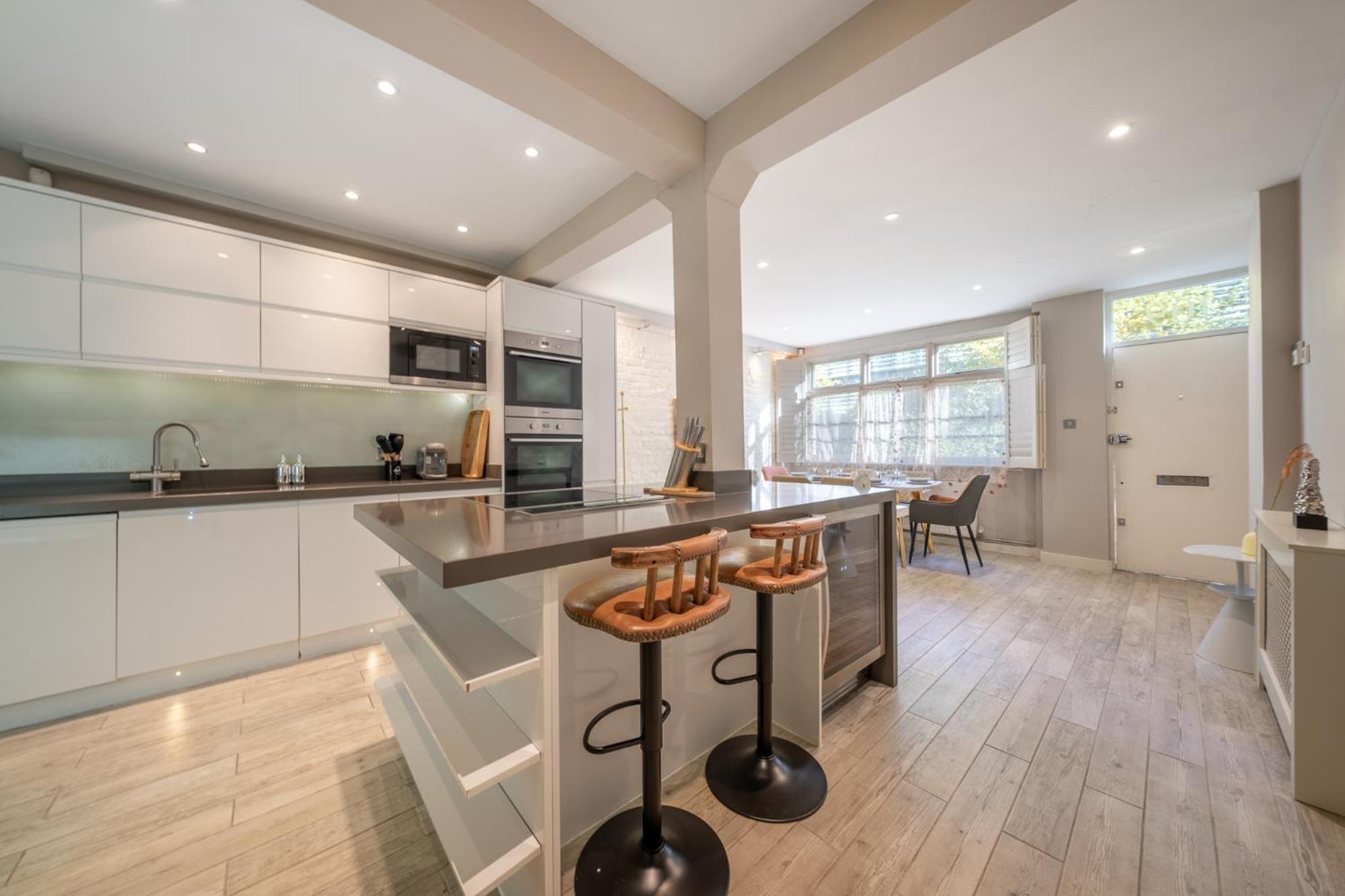 HUGE 200SQM Luxury 3-Bedroom Mews House