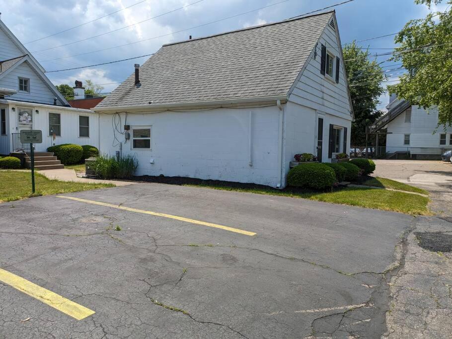 Cottage Near Presque Isle & Lake Erie Boat Parking view 3