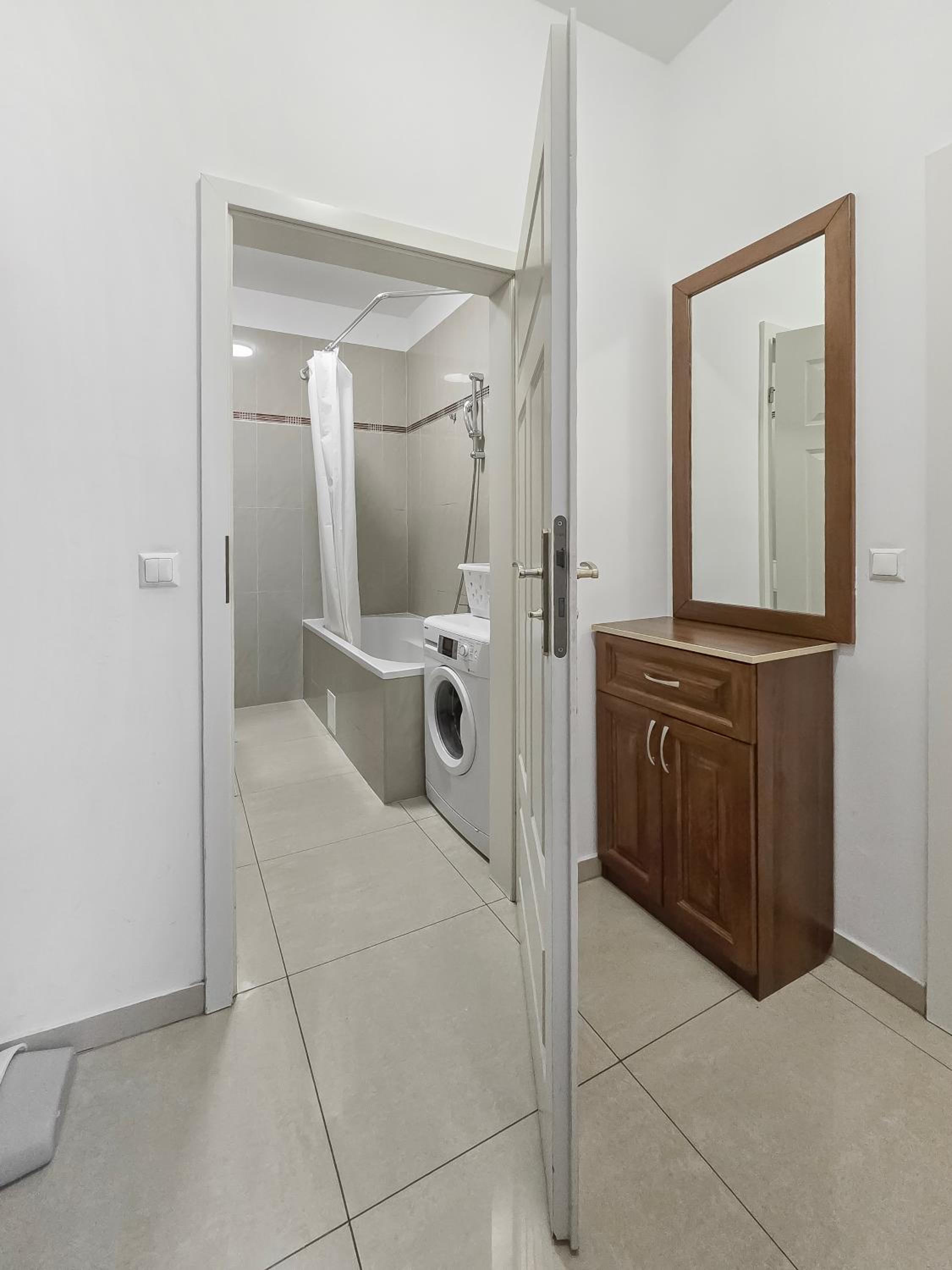 Two-Bedroom Balcony Retreat for 4 Near Millennium Tower