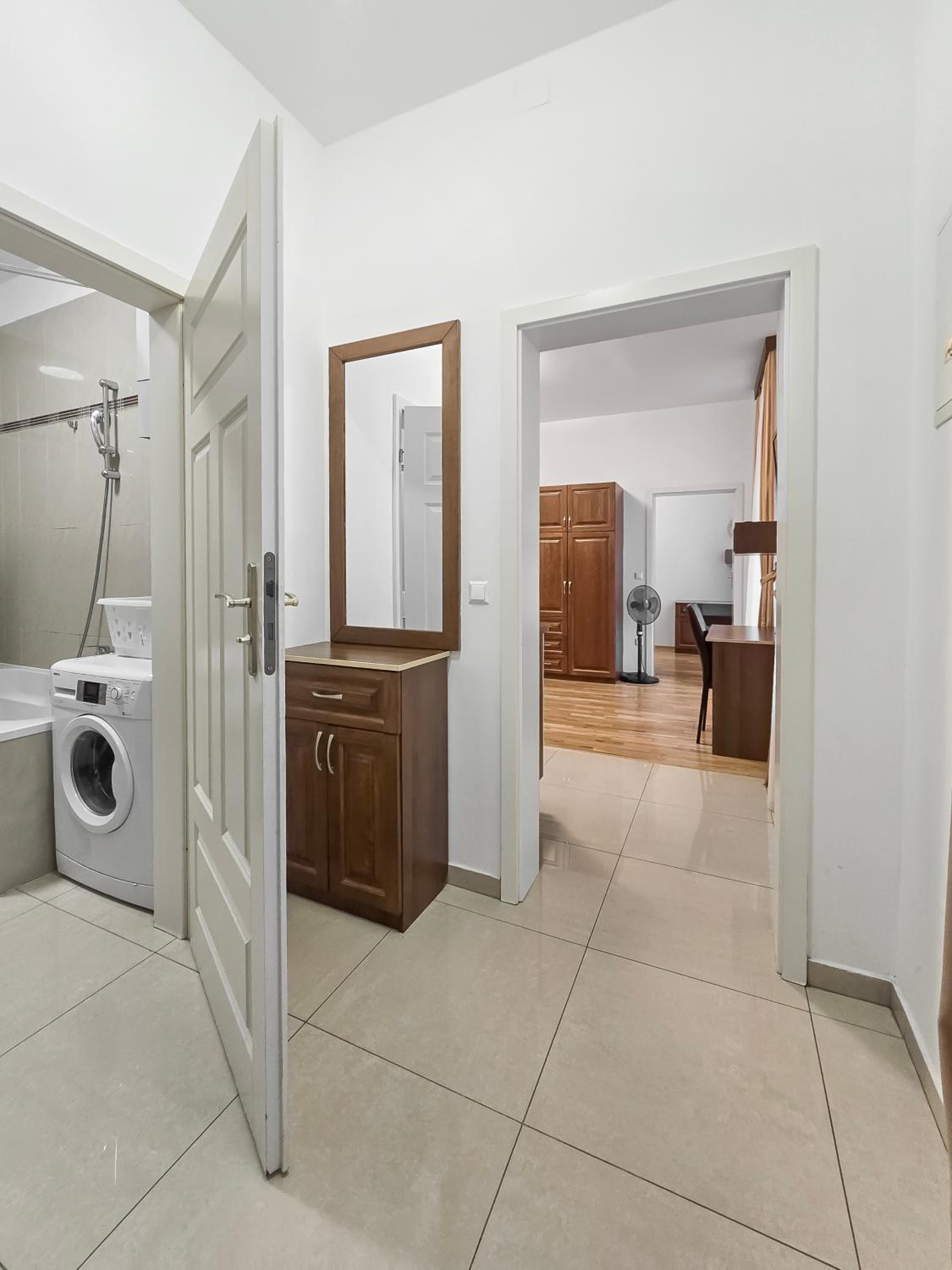 Two-Bedroom Balcony Retreat for 4 Near Millennium Tower