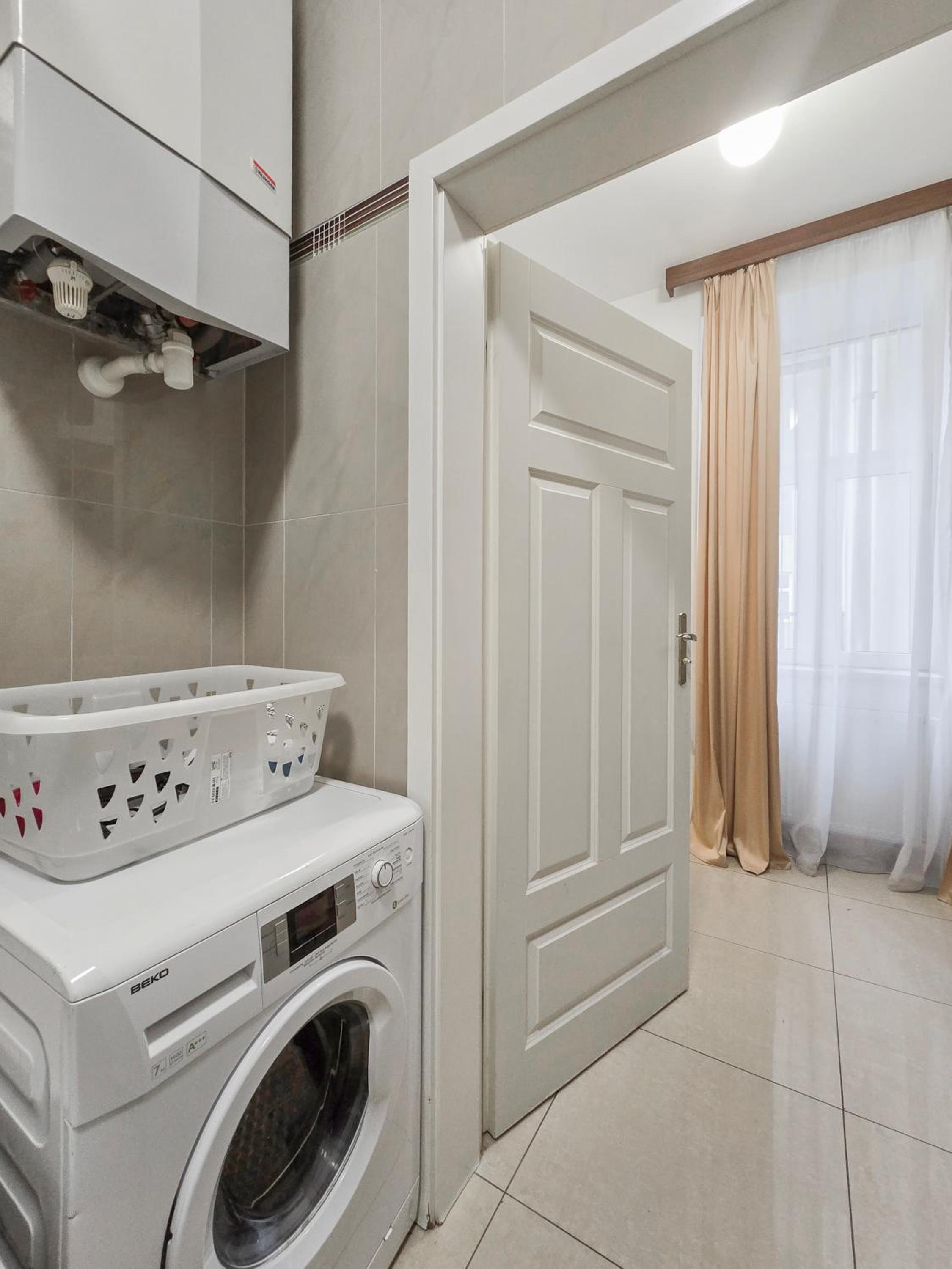 Two-Bedroom Balcony Retreat for 4 Near Millennium Tower