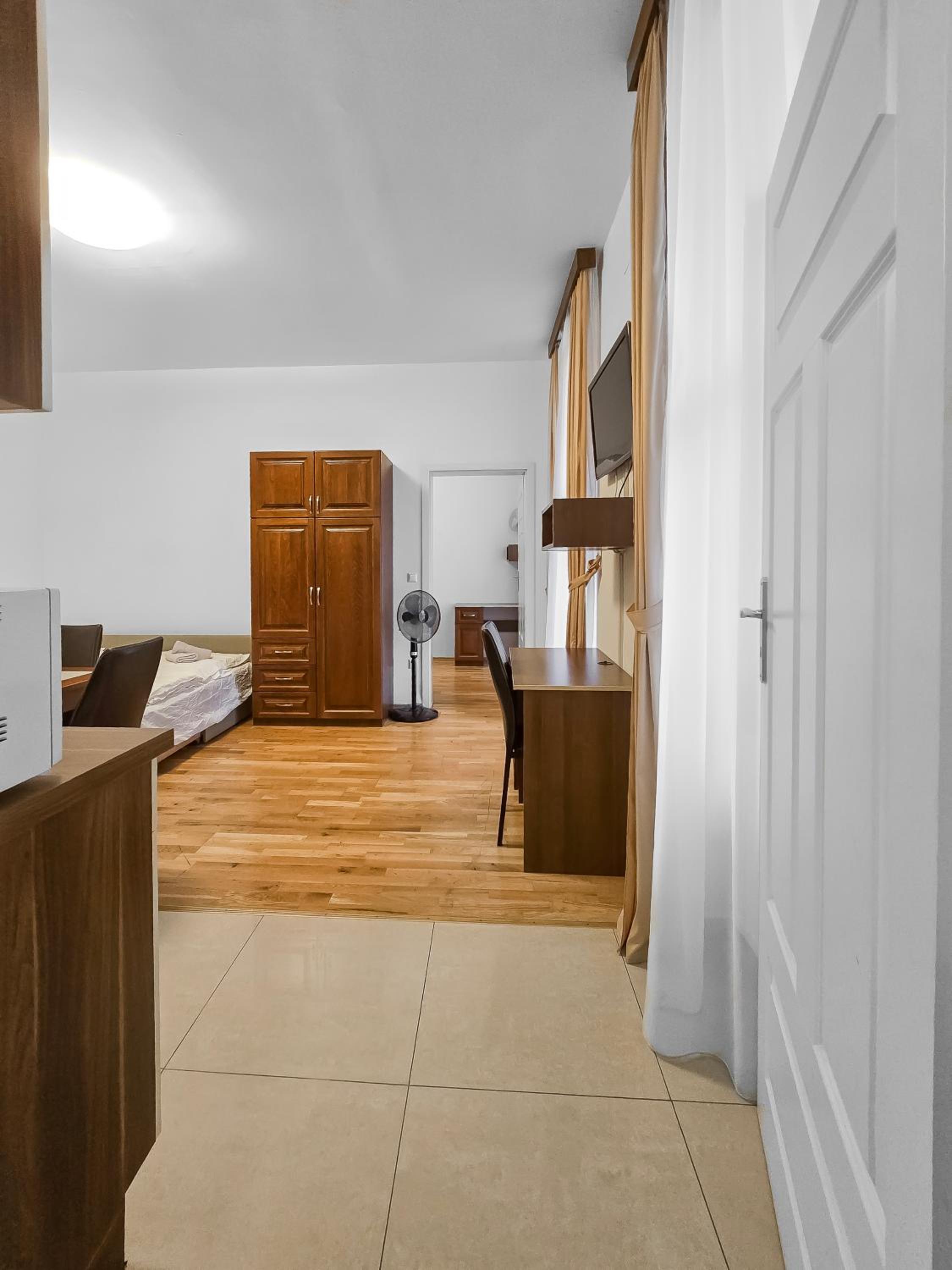 Two-Bedroom Balcony Retreat for 4 Near Millennium Tower