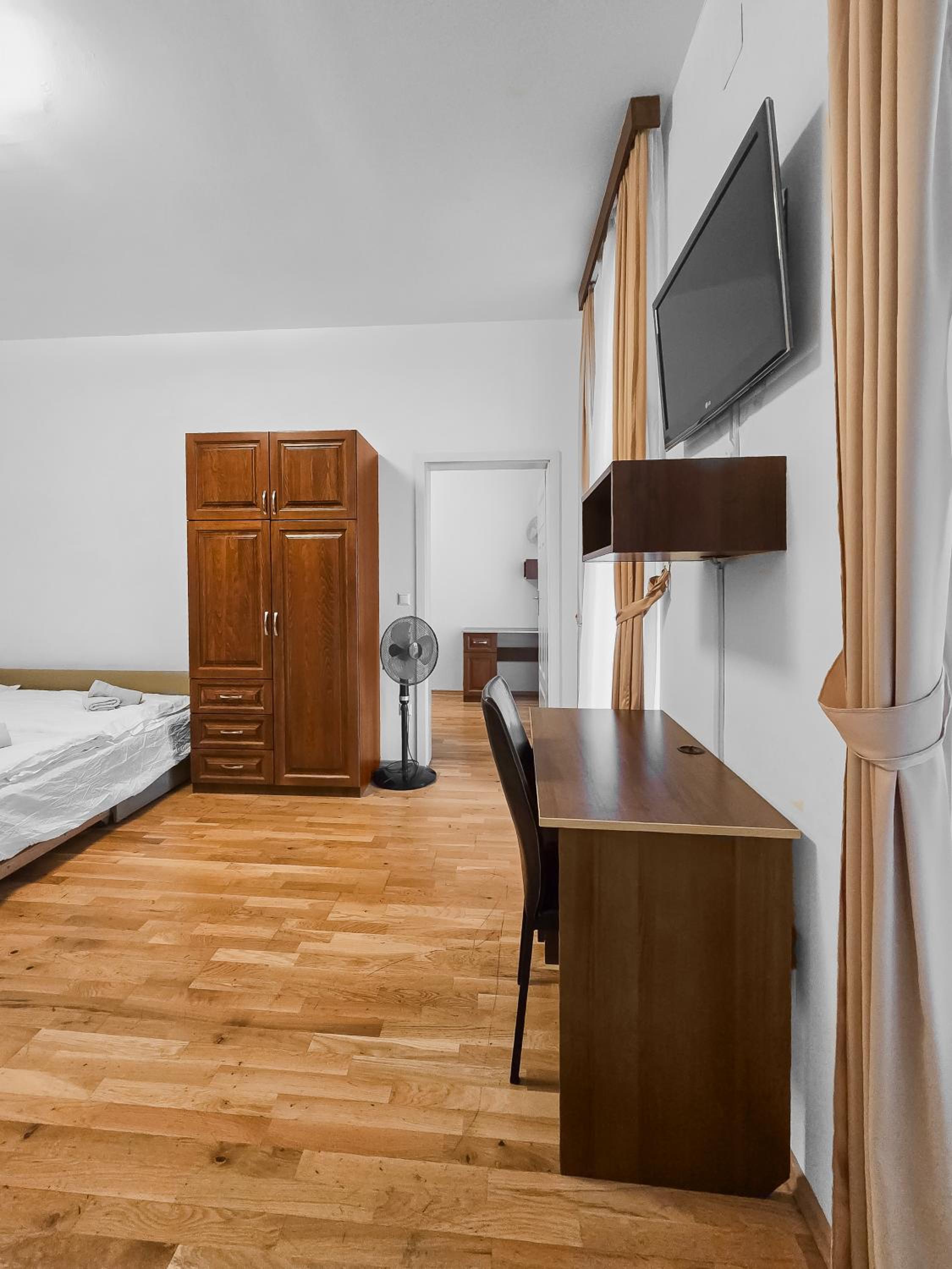 Two-Bedroom Balcony Retreat for 4 Near Millennium Tower
