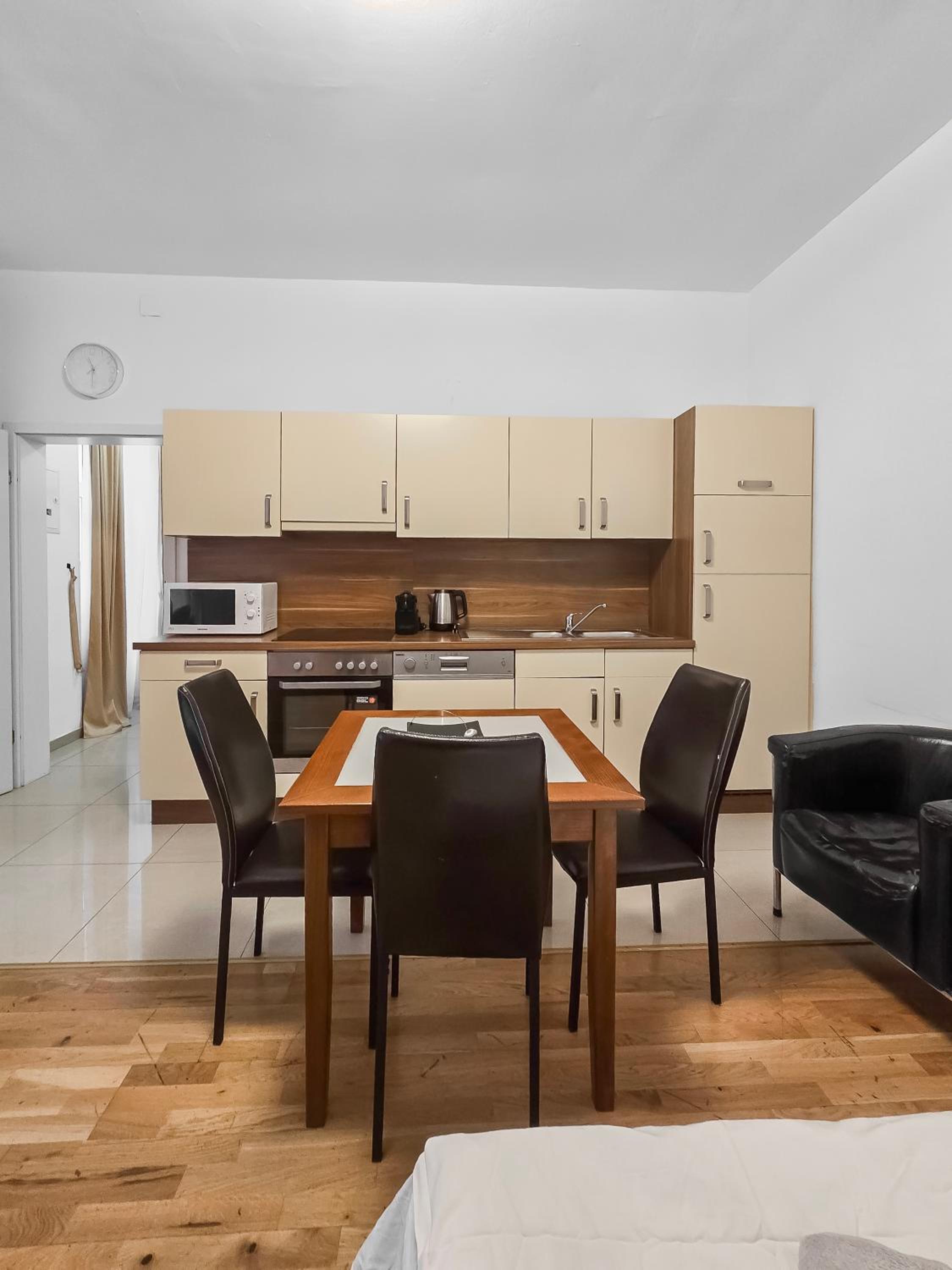 Two-Bedroom Balcony Retreat for 4 Near Millennium Tower