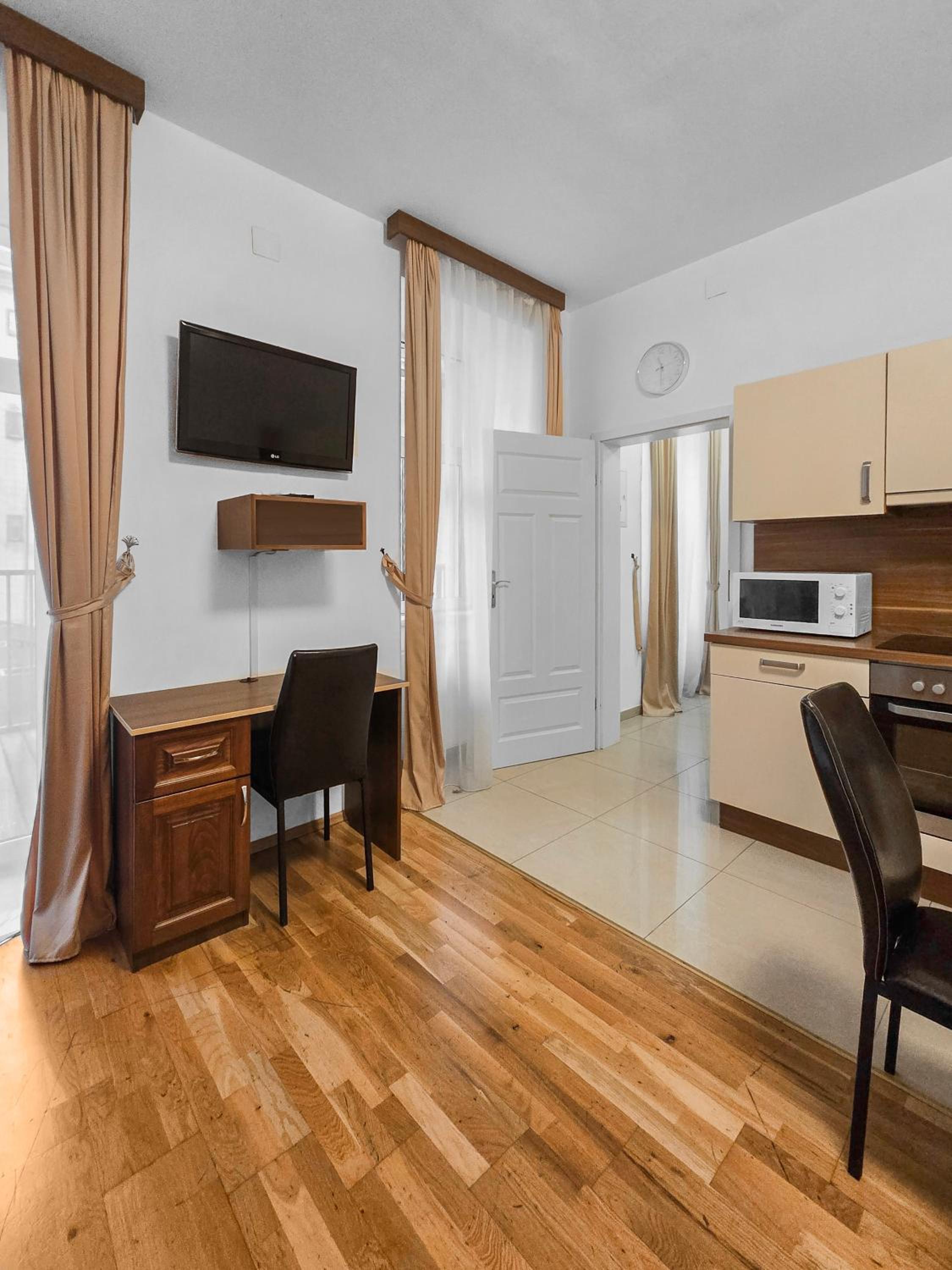 Two-Bedroom Balcony Retreat for 4 Near Millennium Tower