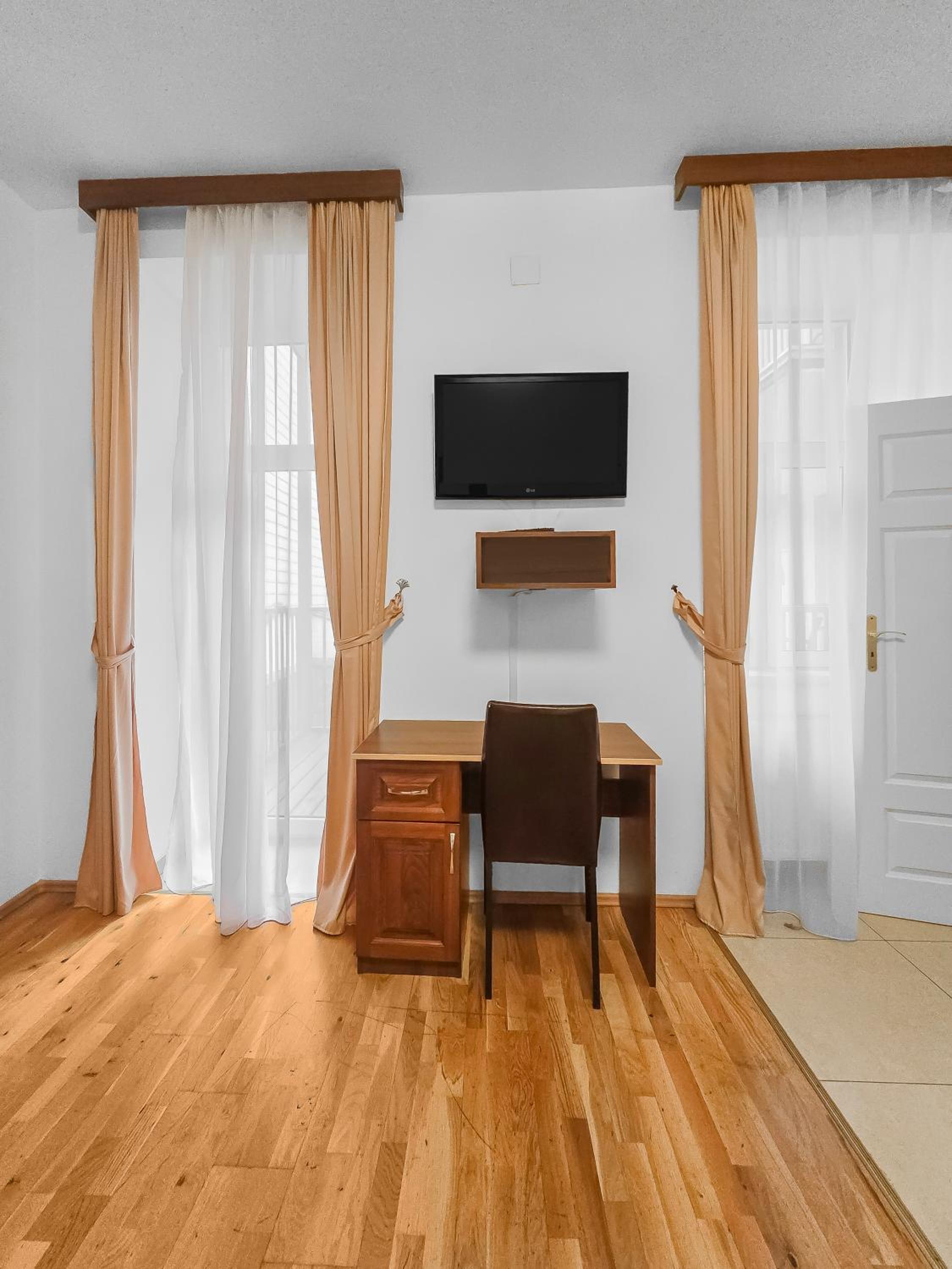 Two-Bedroom Balcony Retreat for 4 Near Millennium Tower
