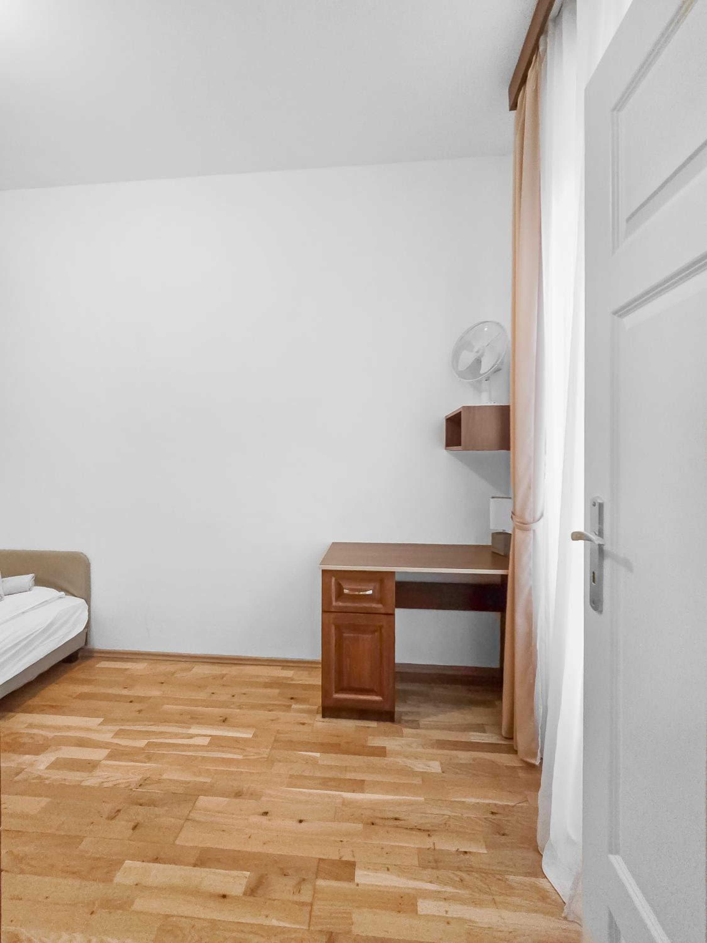 Two-Bedroom Balcony Retreat for 4 Near Millennium Tower