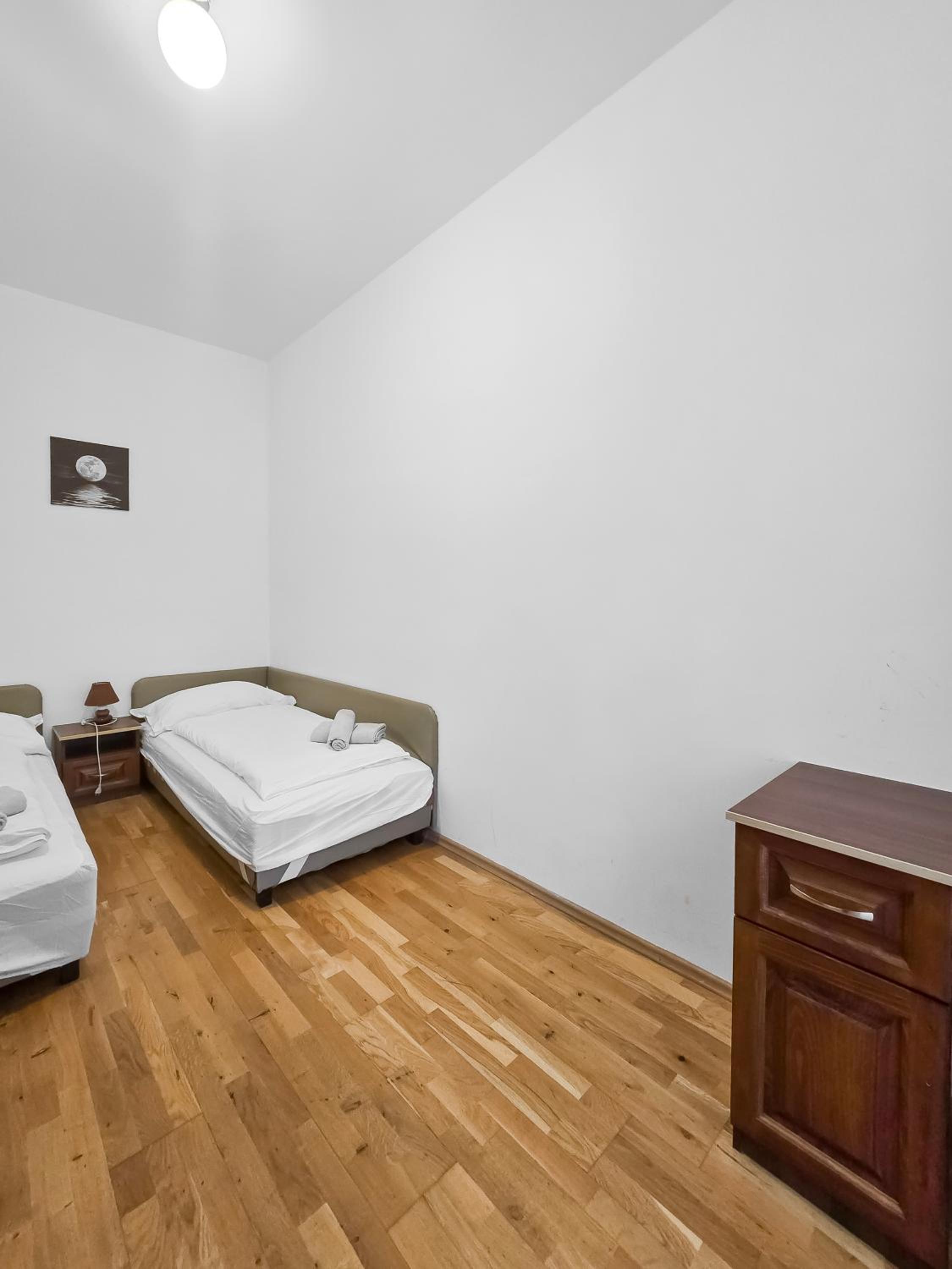 Two-Bedroom Balcony Retreat for 4 Near Millennium Tower