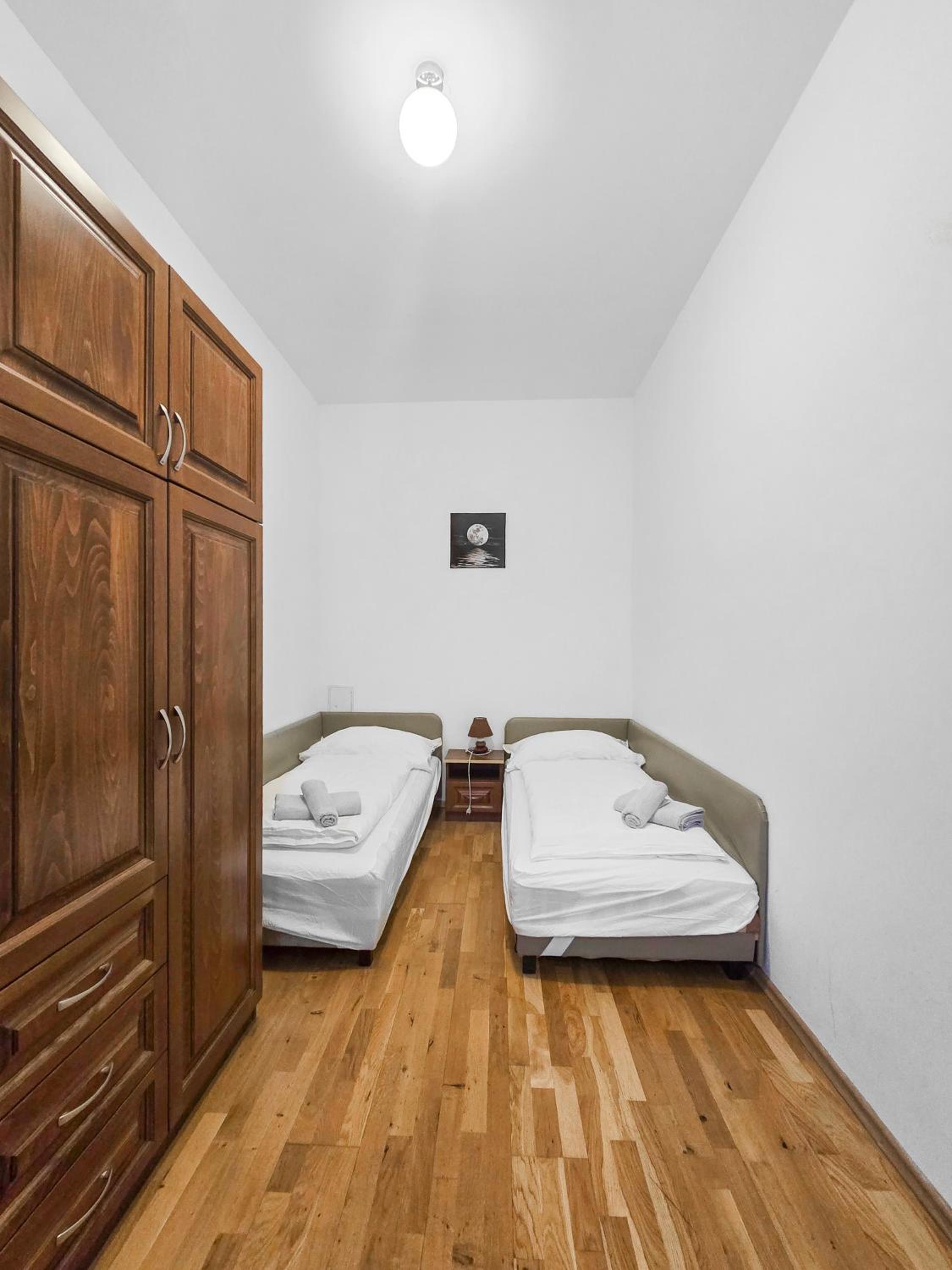 Two-Bedroom Balcony Retreat for 4 Near Millennium Tower